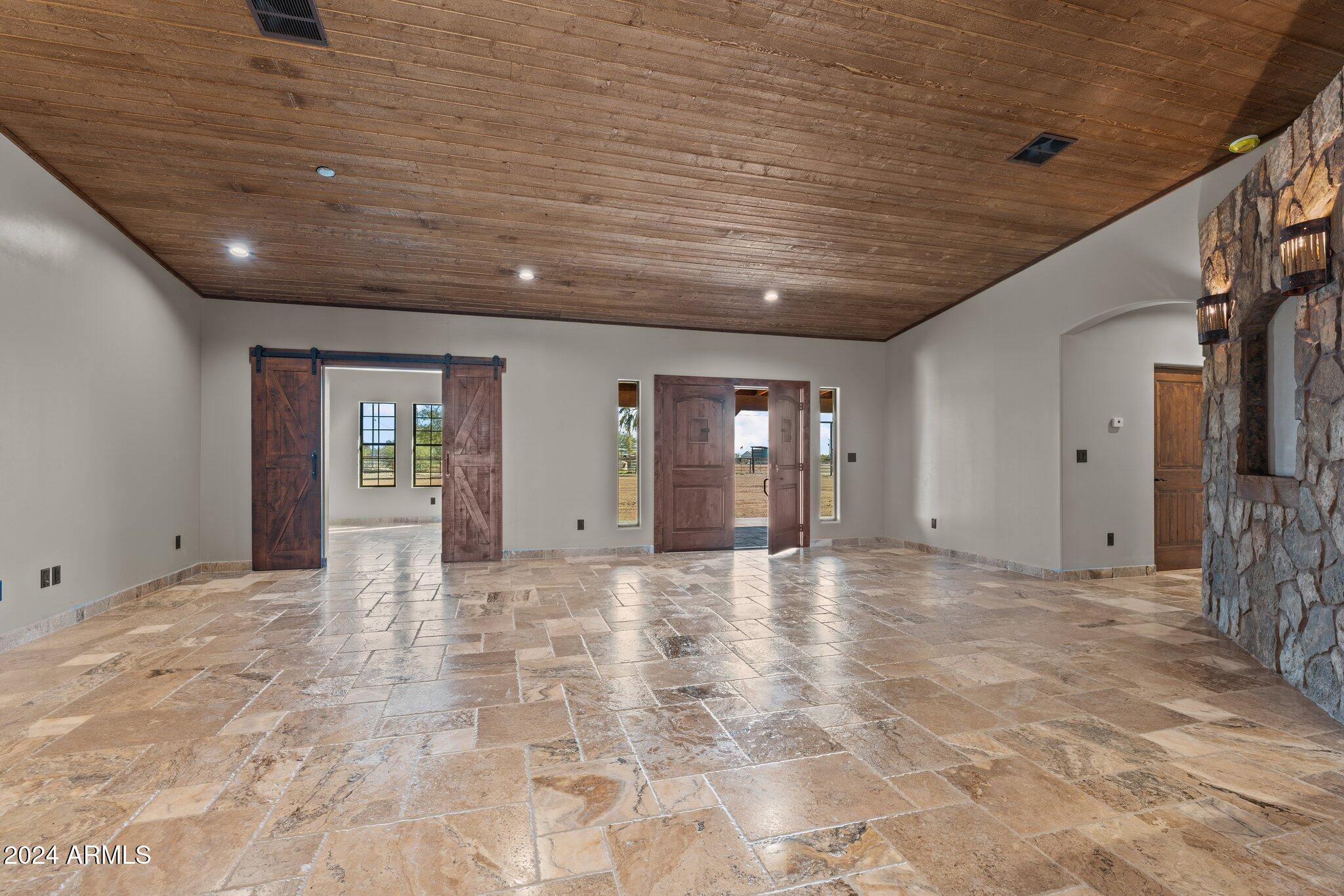 20 ACRES  FULL HORSE SET-UP MAIN HOUSE PLUS CASITA & POSSIBLE STUDIO APARTMENT - Residential