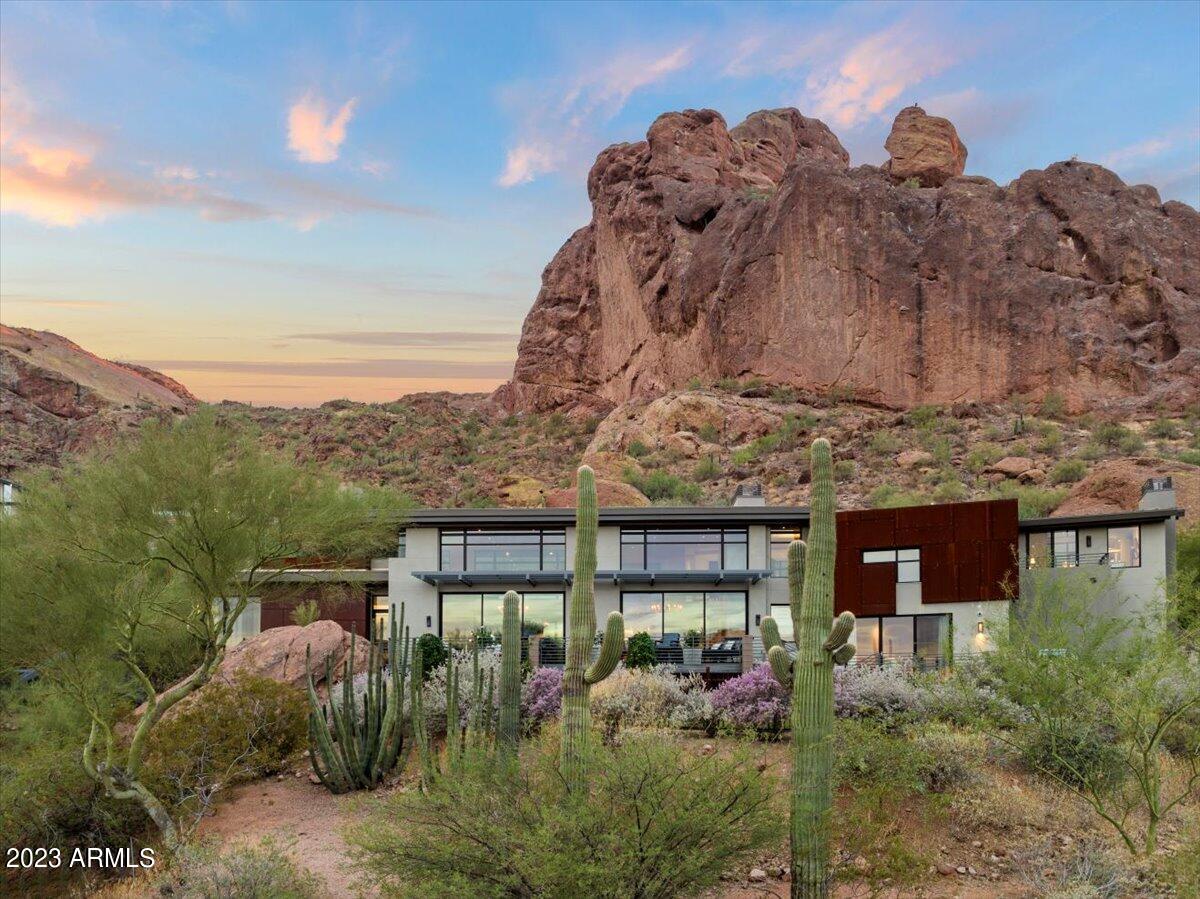 Experience stately real estate in the heart of Paradise Valley.