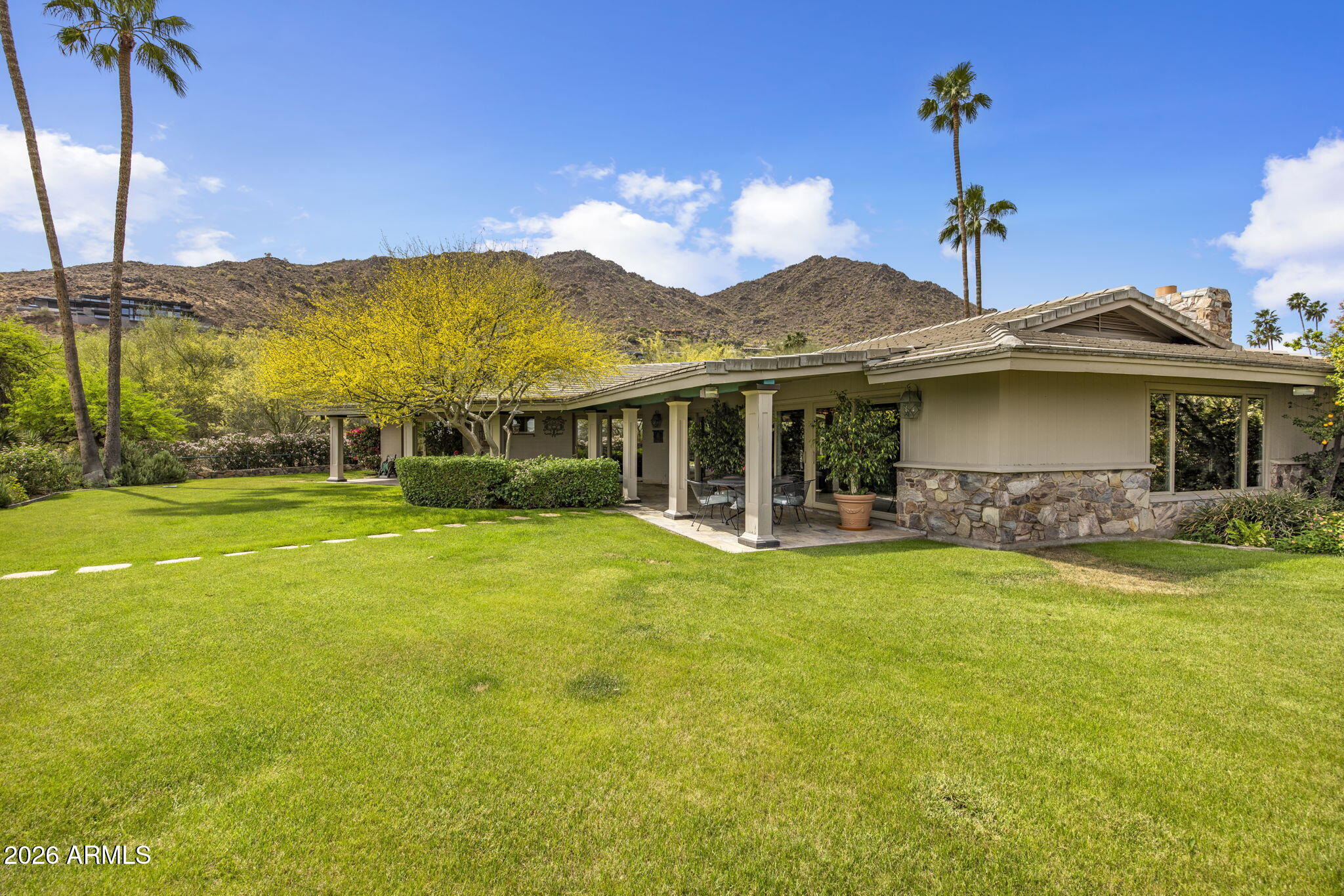 ROLLING HILLS - Residential