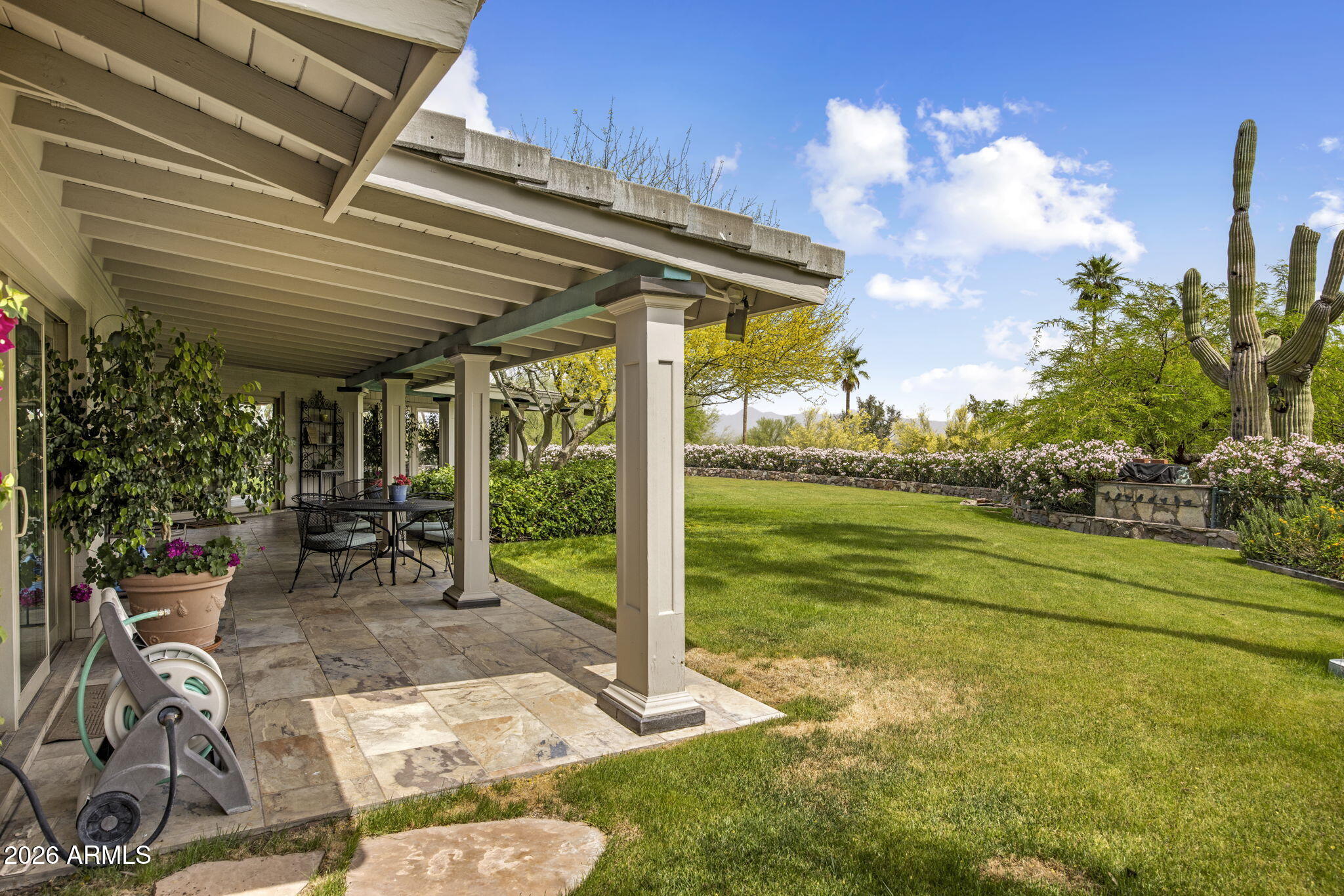 ROLLING HILLS - Residential