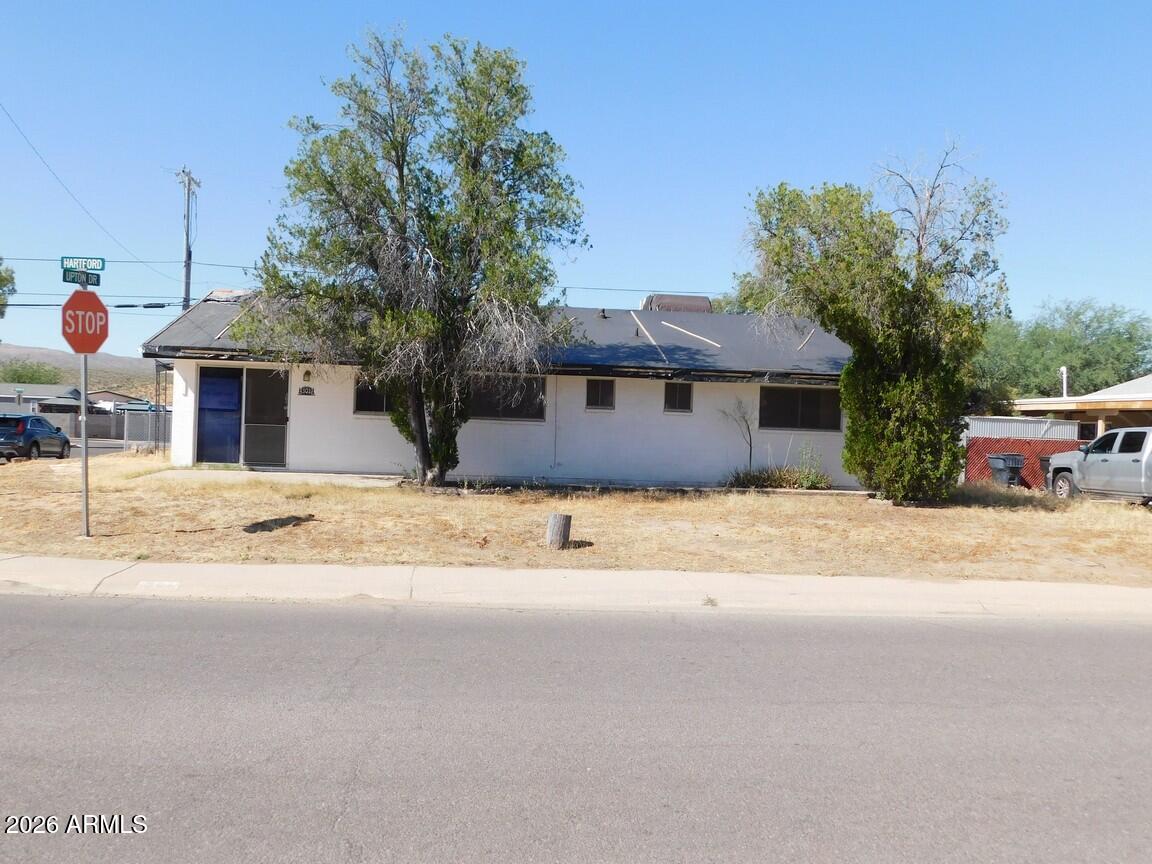 Roomy 4drm 2 bath home on fenced corner lot in Kearny, AZ. Sprawling floor plan with formal living room plus separate great room/den. Big kitchen with dining nook and garden window. Enjoy newer oak cabinets, refrigerator, range oven dishwasher & pantry. Spacious primary suite & private bath with remodeled shower. Fourth bedroom has glass, slider door leading out to covered patio. Newer carpet and recently stretched.