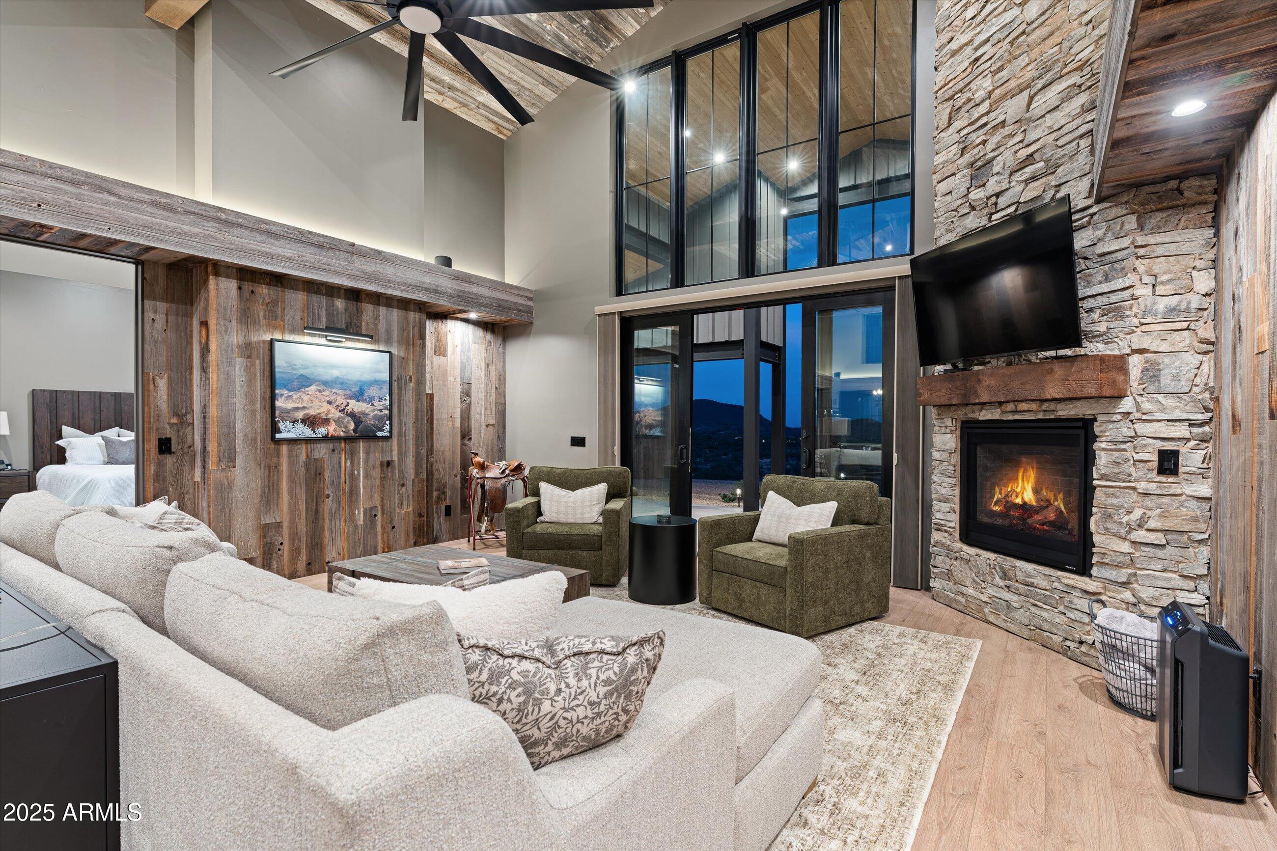 GOLDIE BROWN PINNACLE PEAK RANCH - Residential