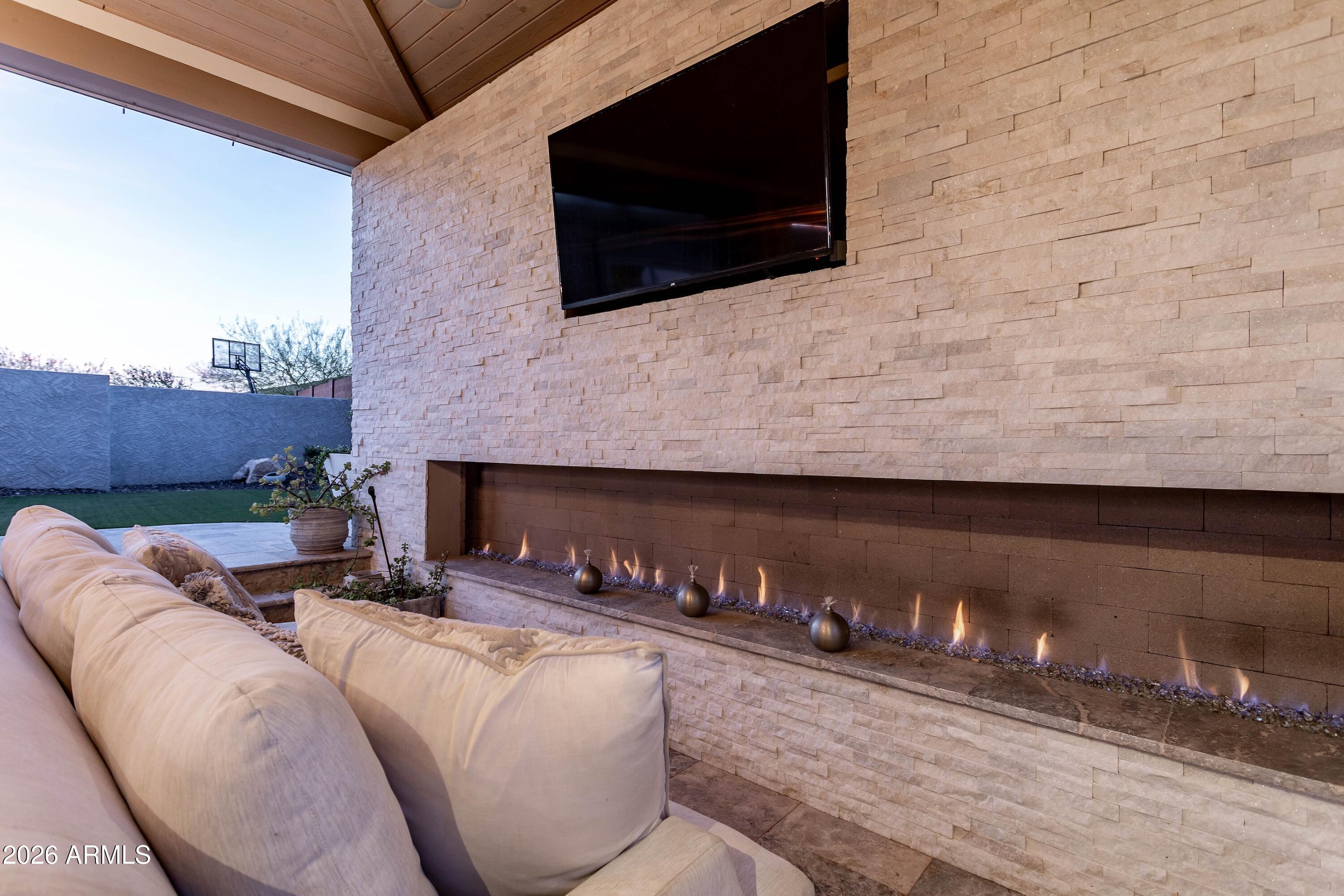 LONE MOUNTAIN - Residential