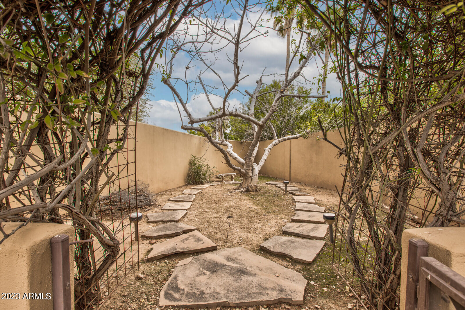 HIDDEN PARADISE - Residential