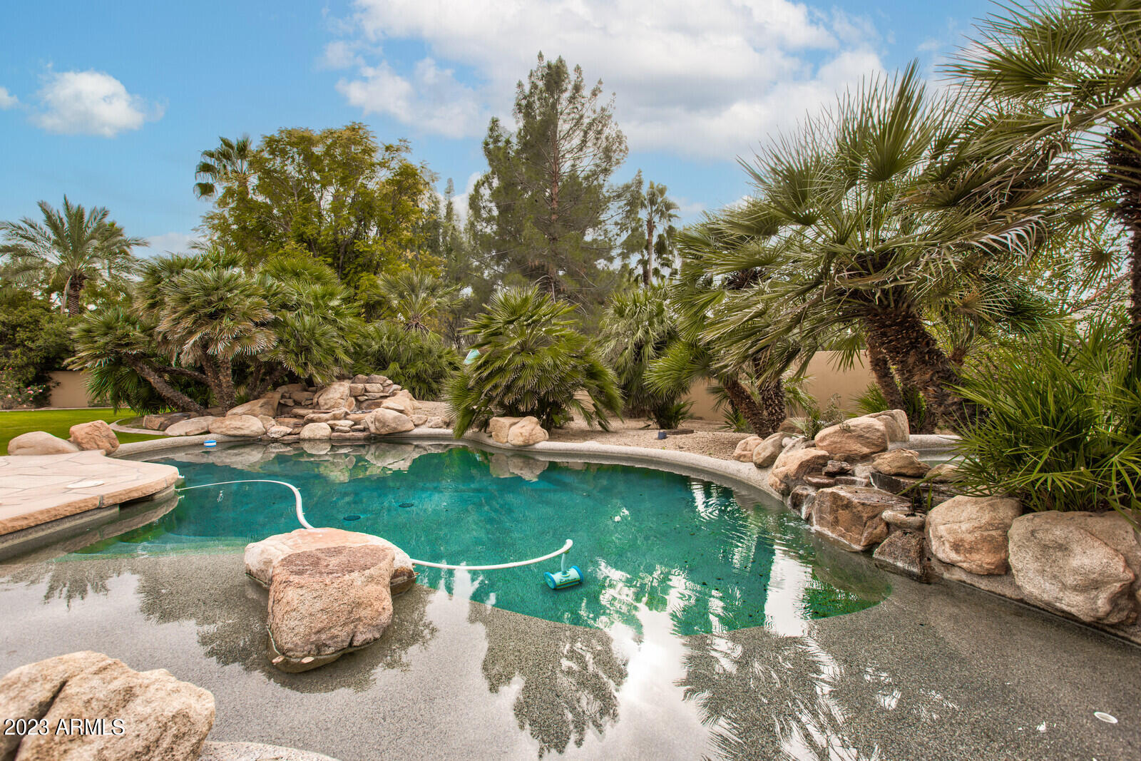 HIDDEN PARADISE - Residential