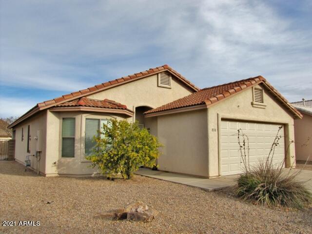 This well-maintained 3BR/2BA/2CG, 1373 sq.ft. home is centrally located in Sierra Vista, AZ minutes from Ft. Huachuca, shopping, PDS Elementary and Canyon Vista Medical Center.  The open floor plan includes a large living area, central A/C and vaulted ceilings.  The neighborhood park is just steps away.  Call today.