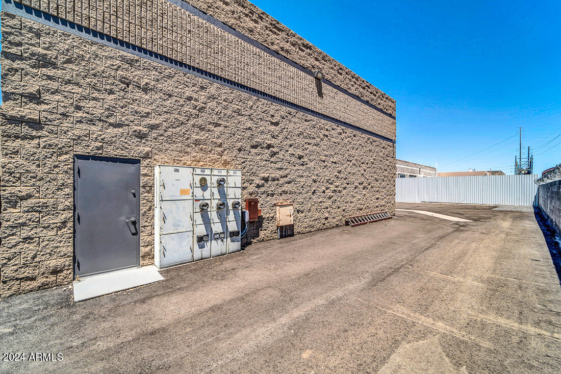 67TH AVE & NORTHERN INDUSTRIAL PARK - Commercial Sale