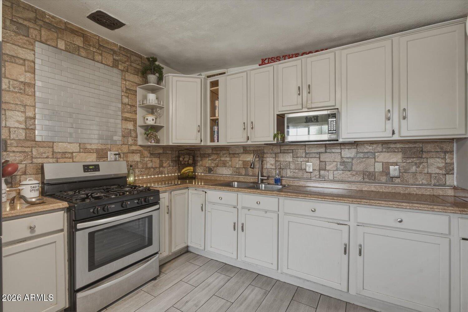 INDEPENDENCE PARK 8 LOTS 1-77 TRS A-D - Residential