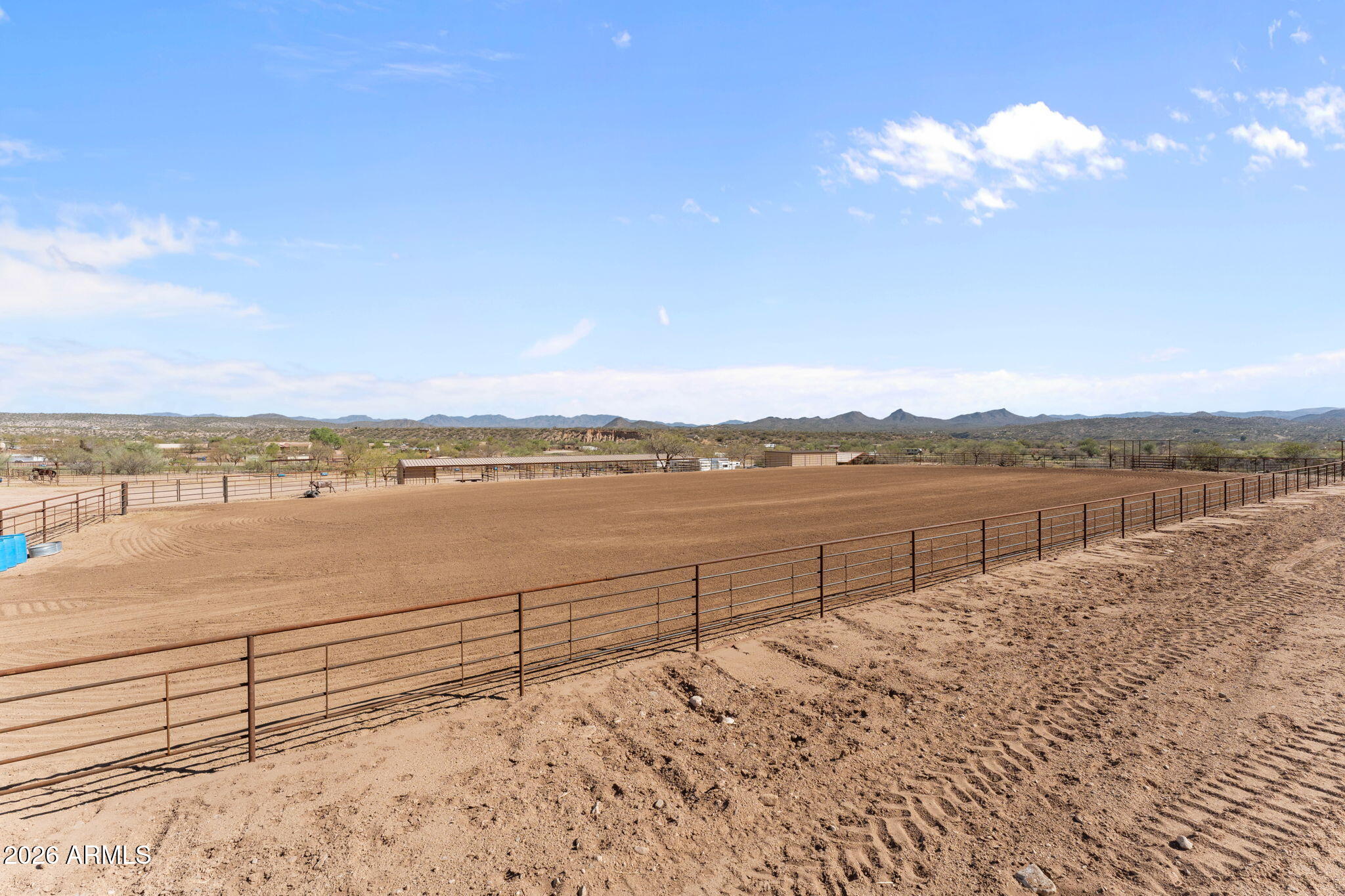 10 acres with full size team roping arena & mare motel - Residential