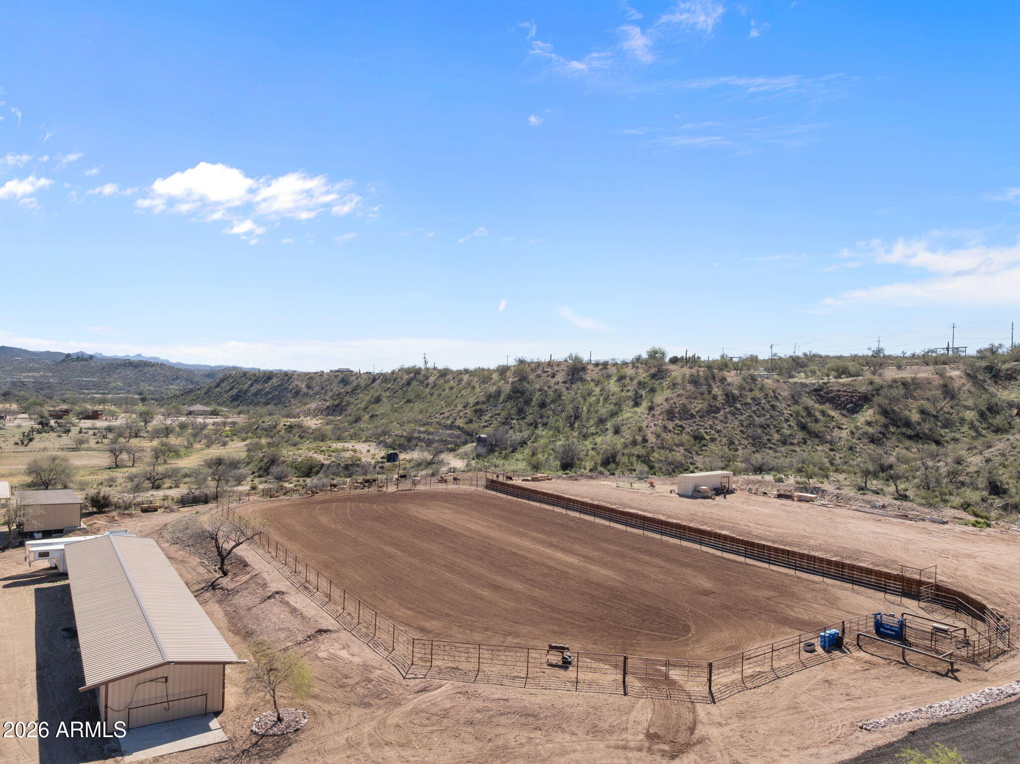 10 acres with full size team roping arena & mare motel - Residential