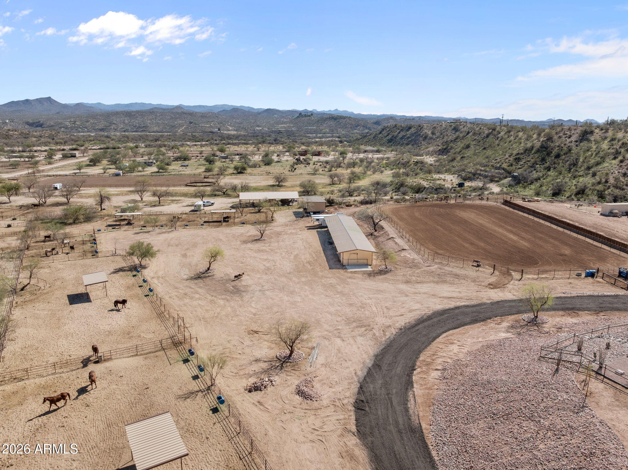 10 acres with full size team roping arena & mare motel - Residential