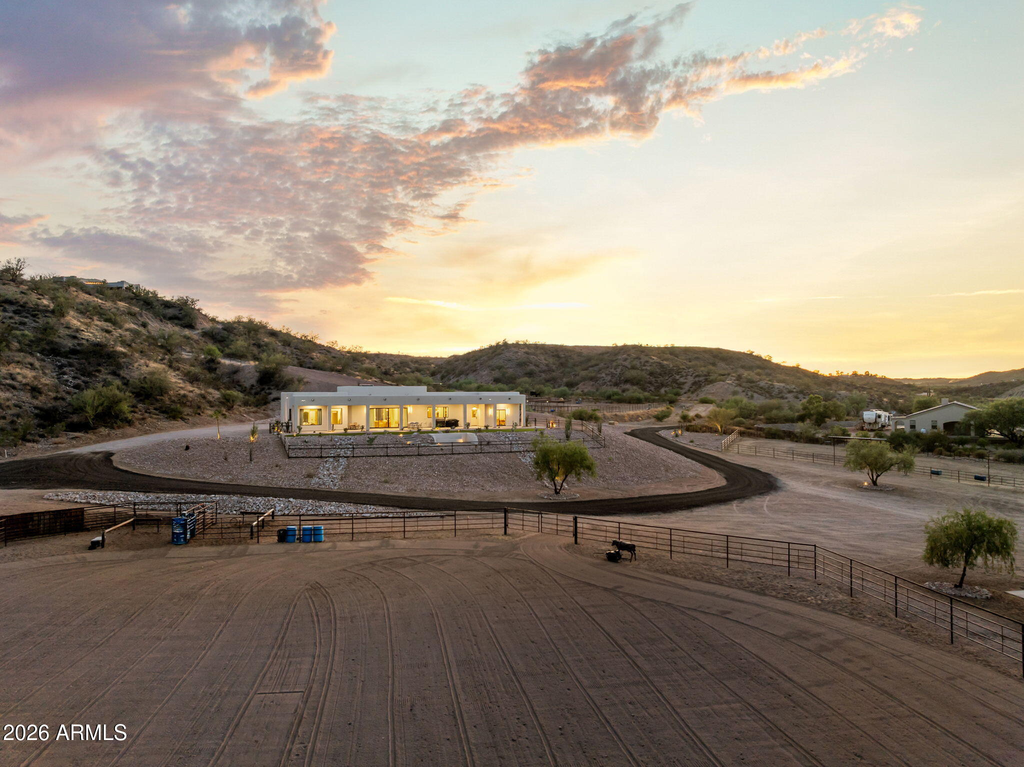 10 acres with full size team roping arena & mare motel - Residential