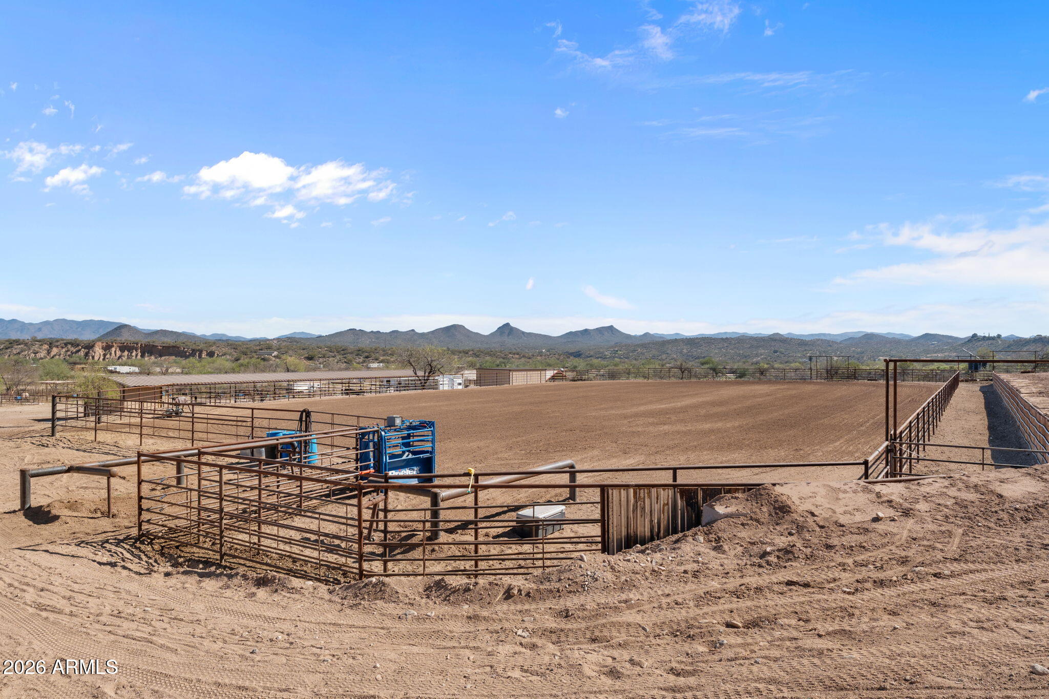 10 acres with full size team roping arena & mare motel - Residential