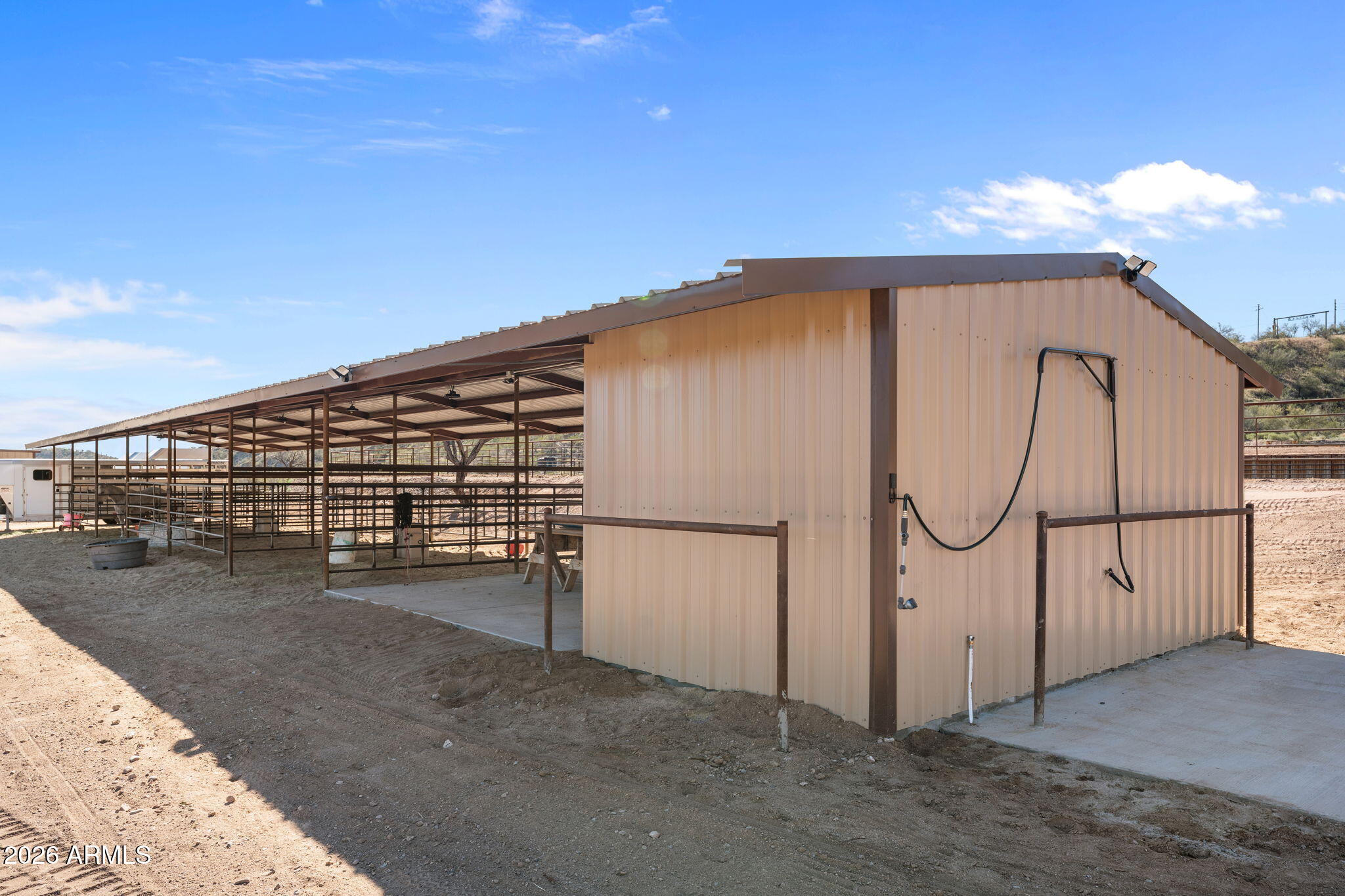 10 acres with full size team roping arena & mare motel - Residential