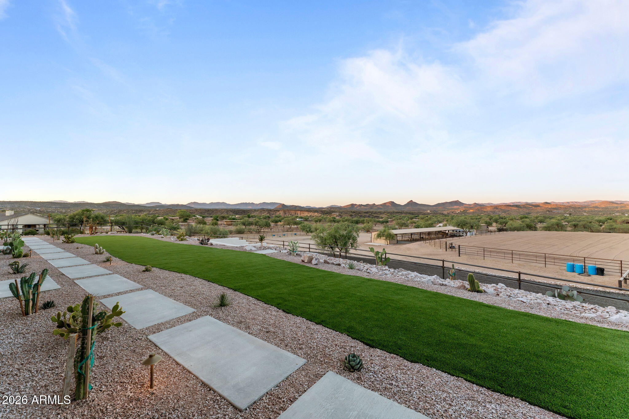 10 acres with full size team roping arena & mare motel - Residential