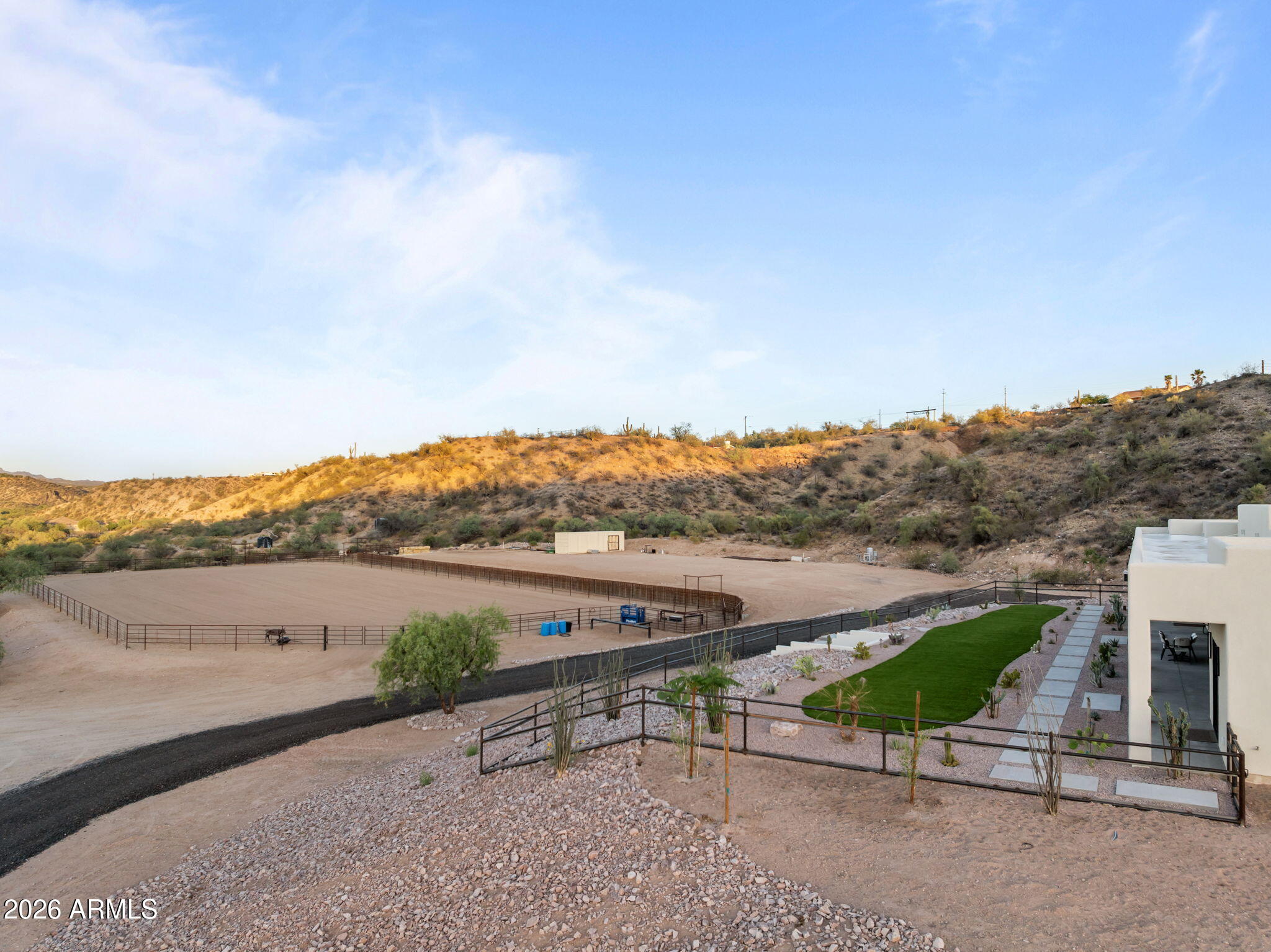 10 acres with full size team roping arena & mare motel - Residential