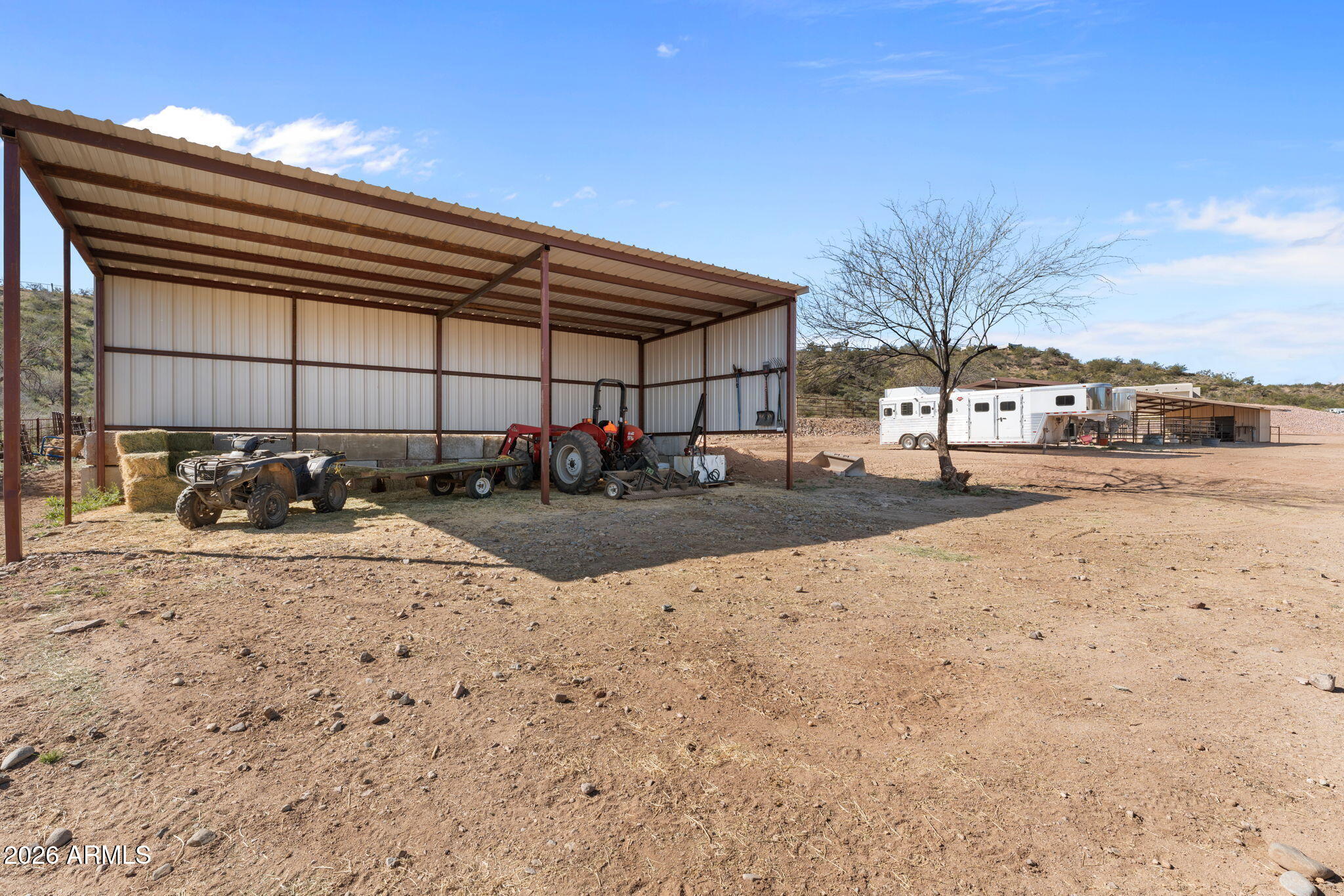 10 acres with full size team roping arena & mare motel - Residential