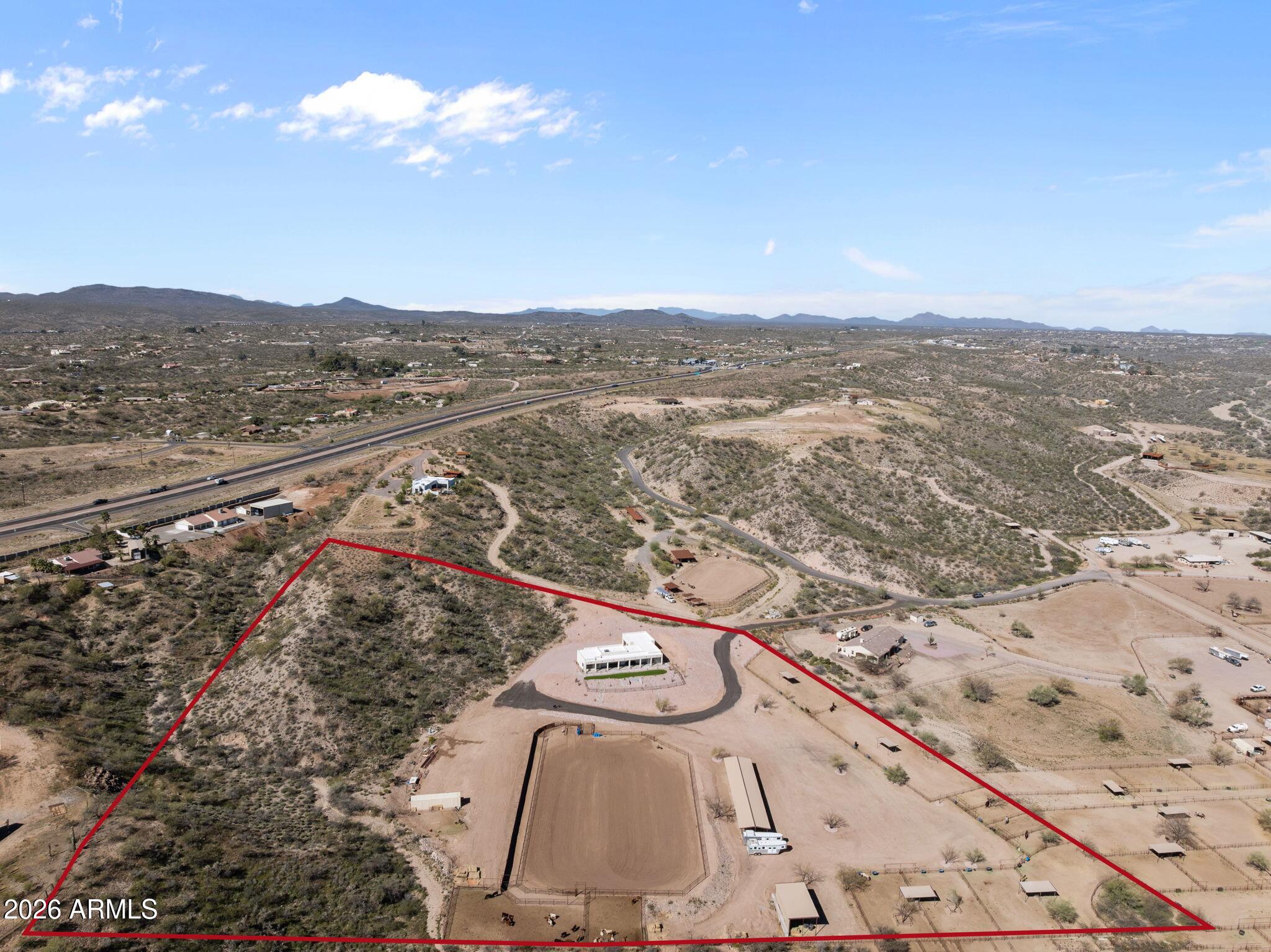 10 acres with full size team roping arena & mare motel - Residential