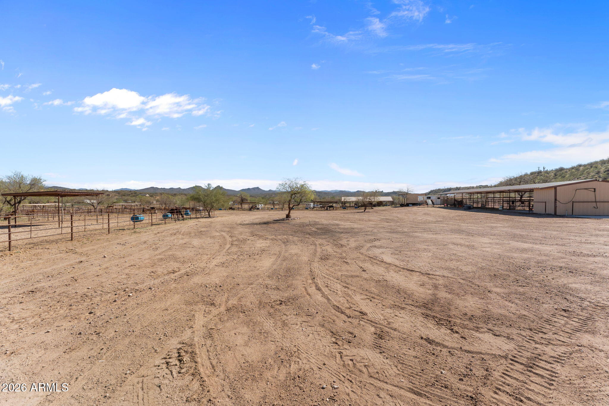10 acres with full size team roping arena & mare motel - Residential