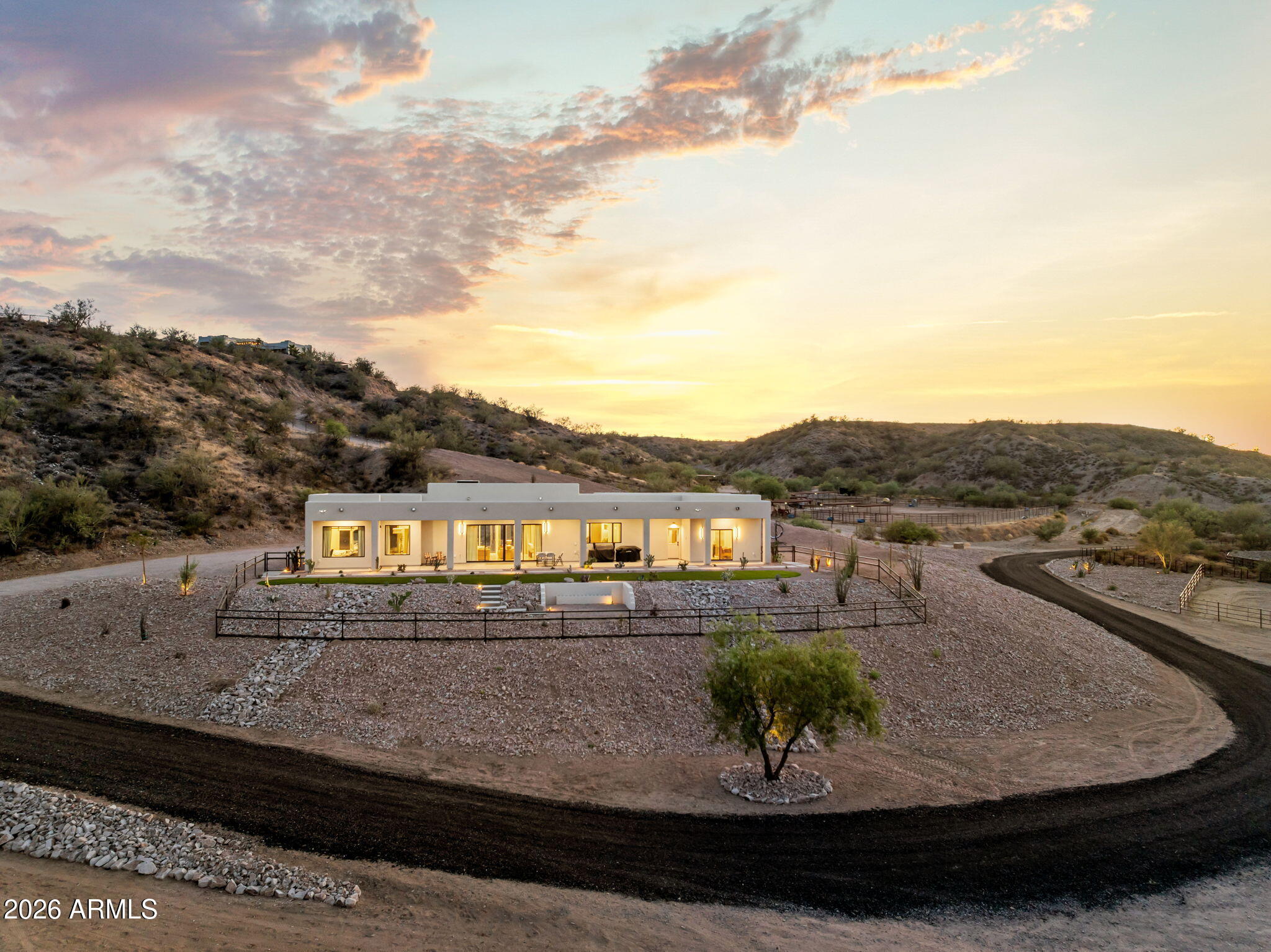 10 acres with full size team roping arena & mare motel - Residential
