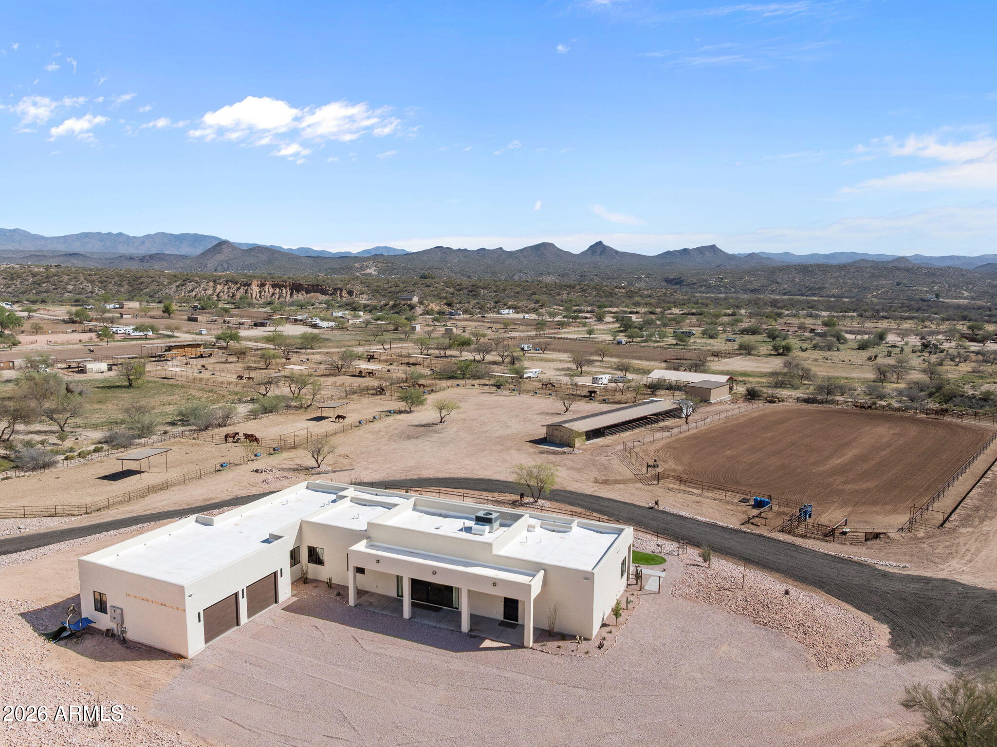 10 acres with full size team roping arena & mare motel - Residential