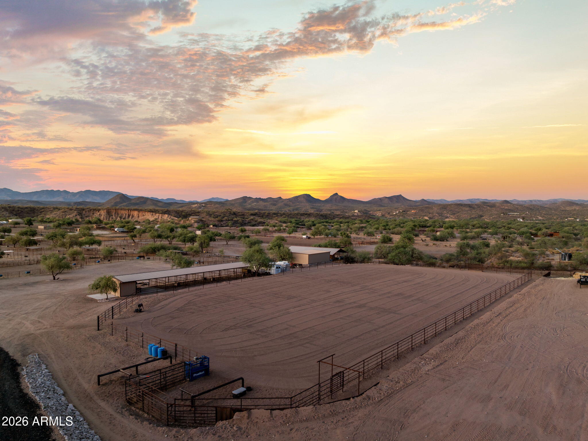 10 acres with full size team roping arena & mare motel - Residential
