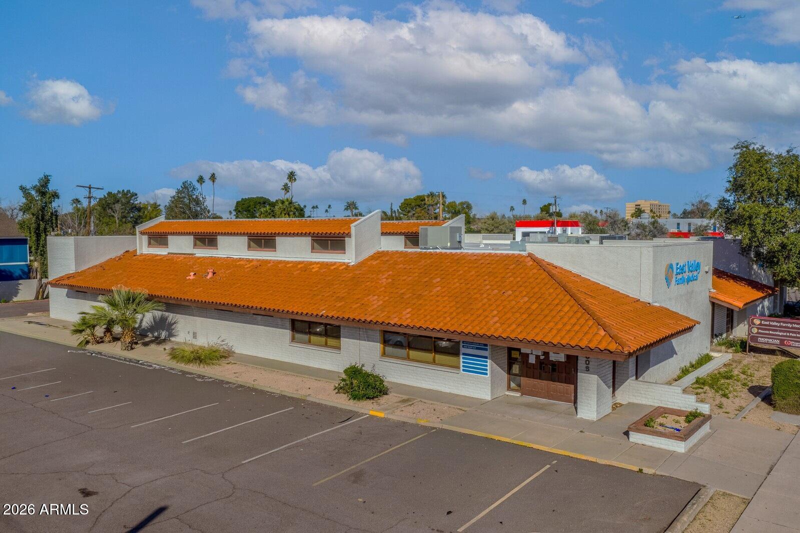 ±12,212 SF - Freestanding/Stand-Alone Building
Former Medical Office - Easily adaptable to general office or specialty use
Excellent Visibility & Frontage on N. Country Club Drive
Ample On-Site Parking ±6.16/1,000 SF, Covered & Uncovered
Strong Mesa Location with convenient access to Loop 202, Downtown Mesa
restaurants, shopping and surrounding amenities
Ideal Uses: Medical/Healthcare, Professional or Corporate Office, Educational
or Training Facility, Financial Services, Specialty Commercial