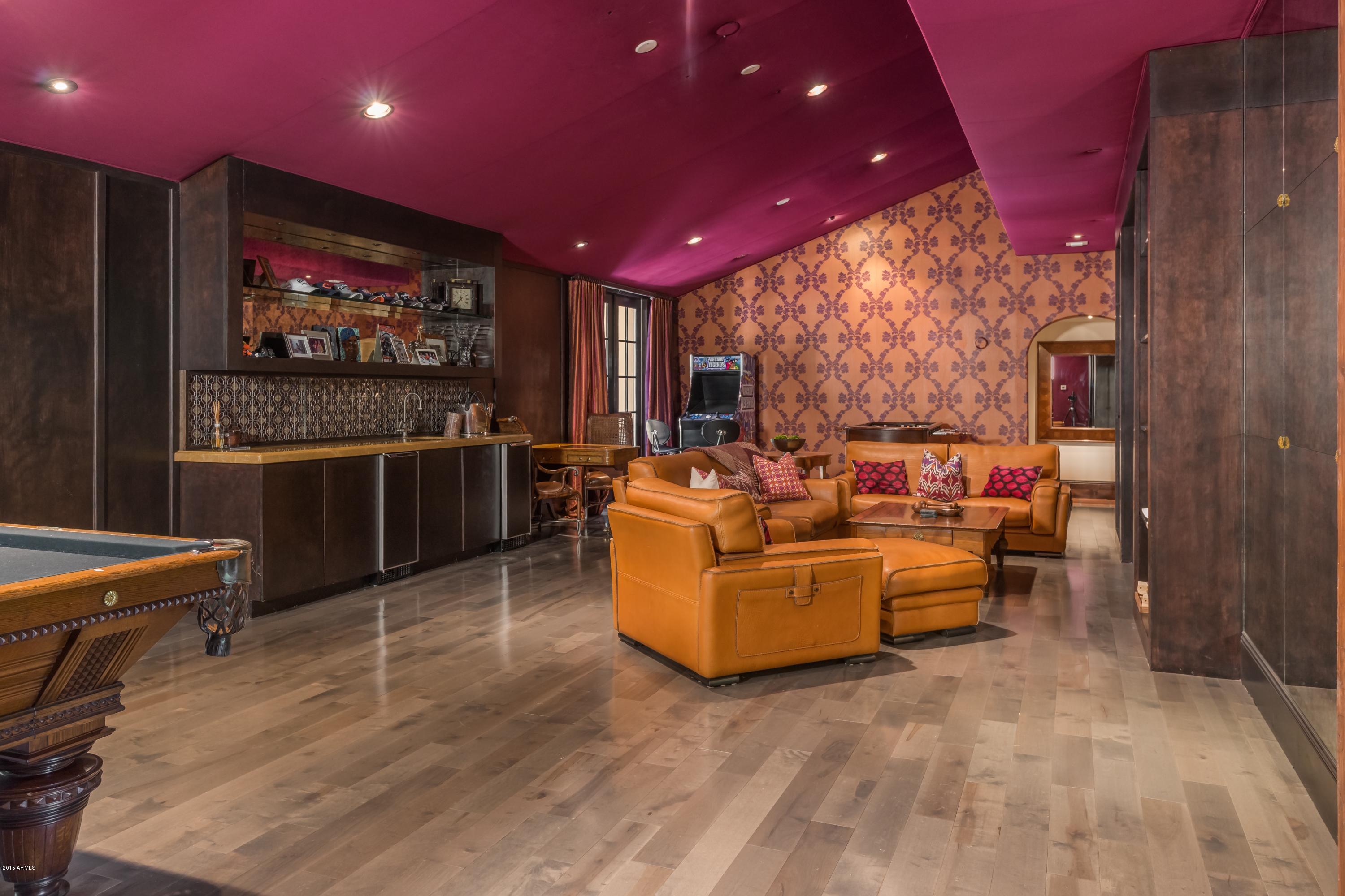 EQUESTRIAN MANOR - Residential