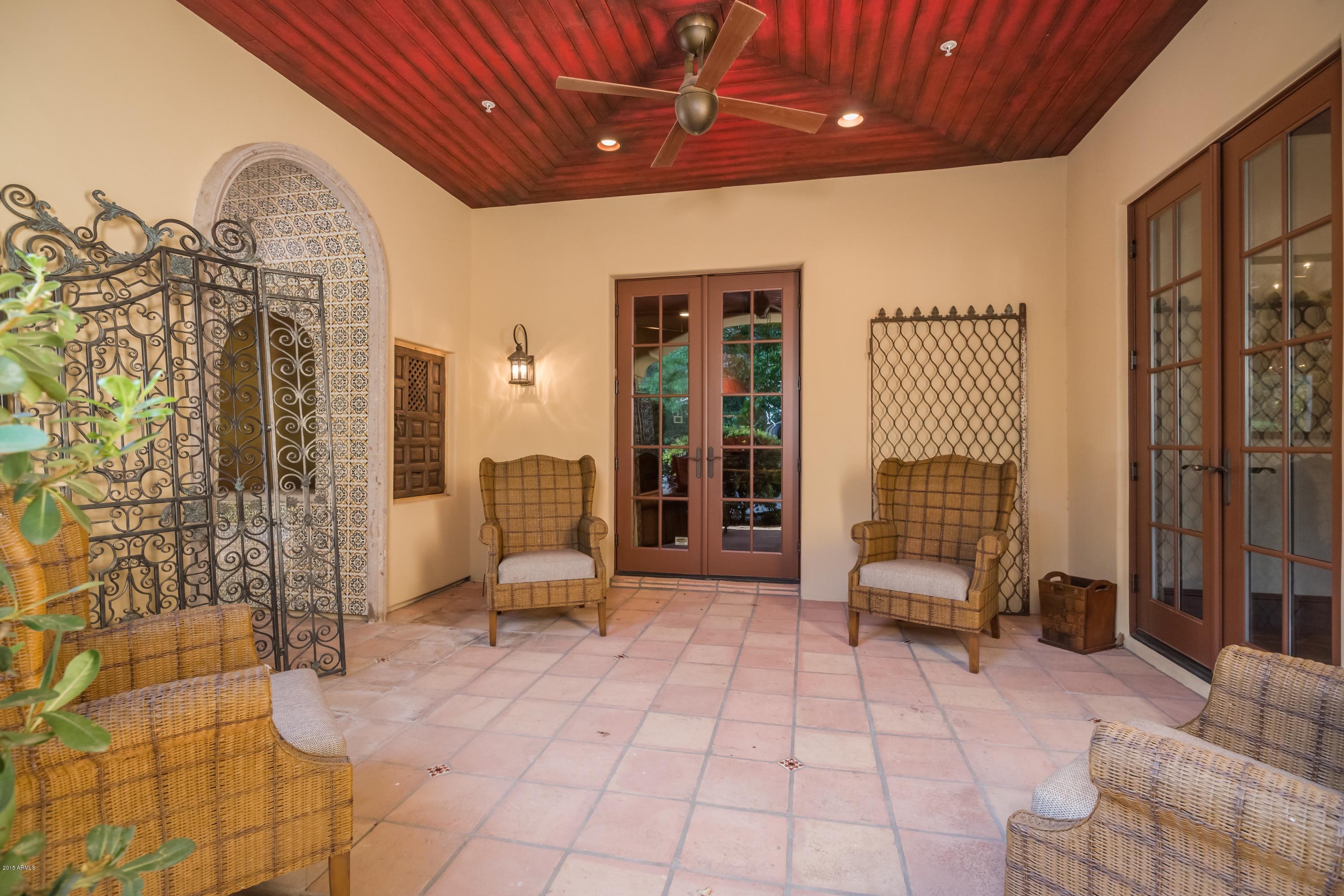 EQUESTRIAN MANOR - Residential