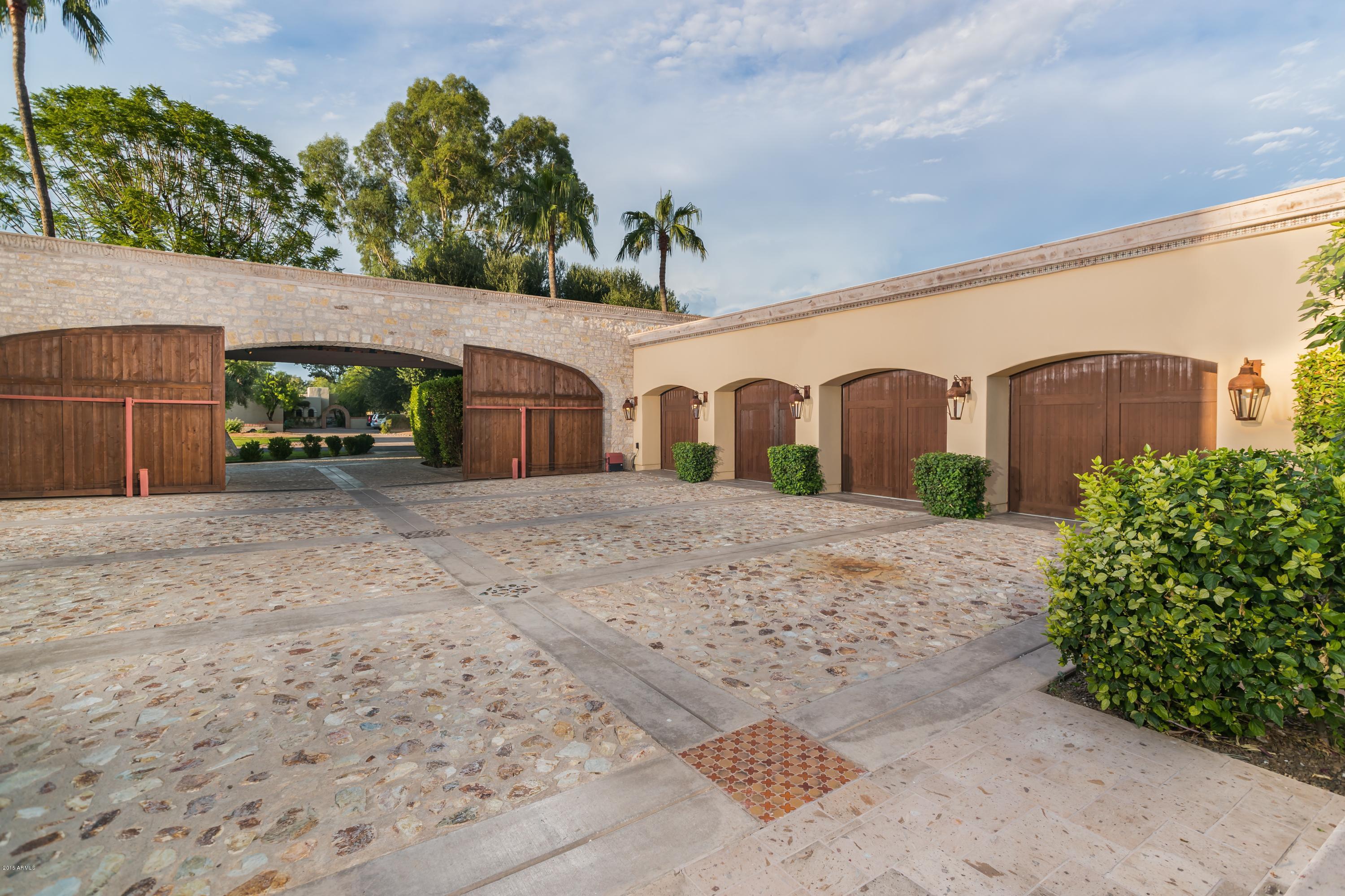 EQUESTRIAN MANOR - Residential