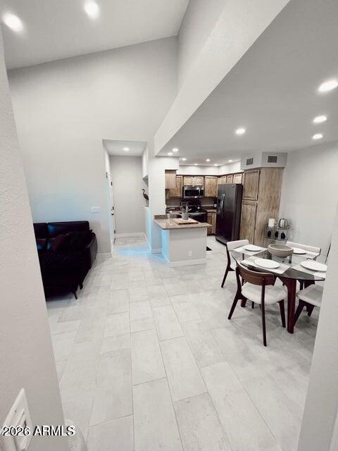 HAMPTON COURTS AT THE RACQUET CLUB - Residential Lease