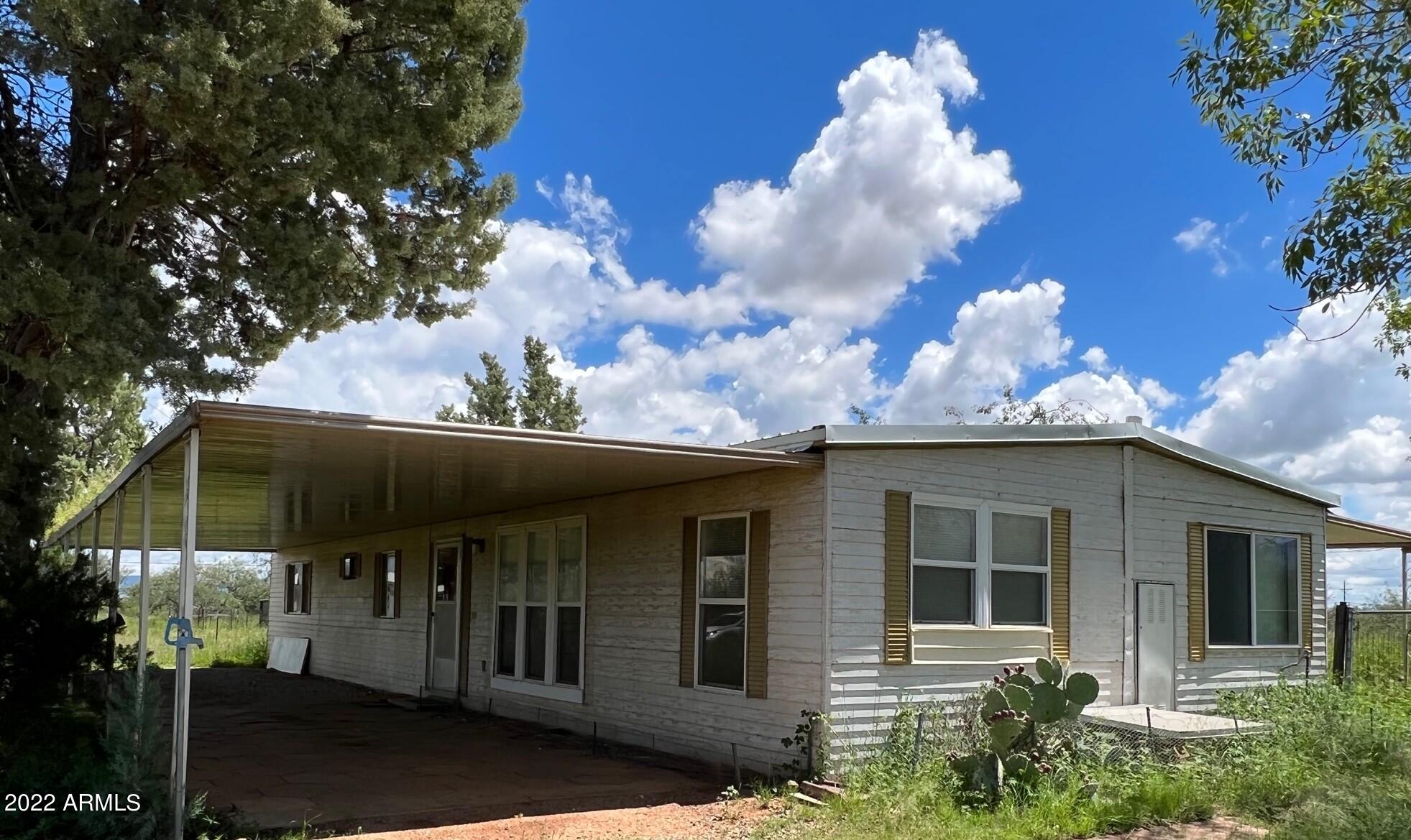 Cute little home to make your own! Enjoy country living in this 3bedroom/2 bathroom manufactured home on 4+acres with majestic mountaiin views. Plenty of room to park an RV or raise some animals. Amazing views and fully fenced!