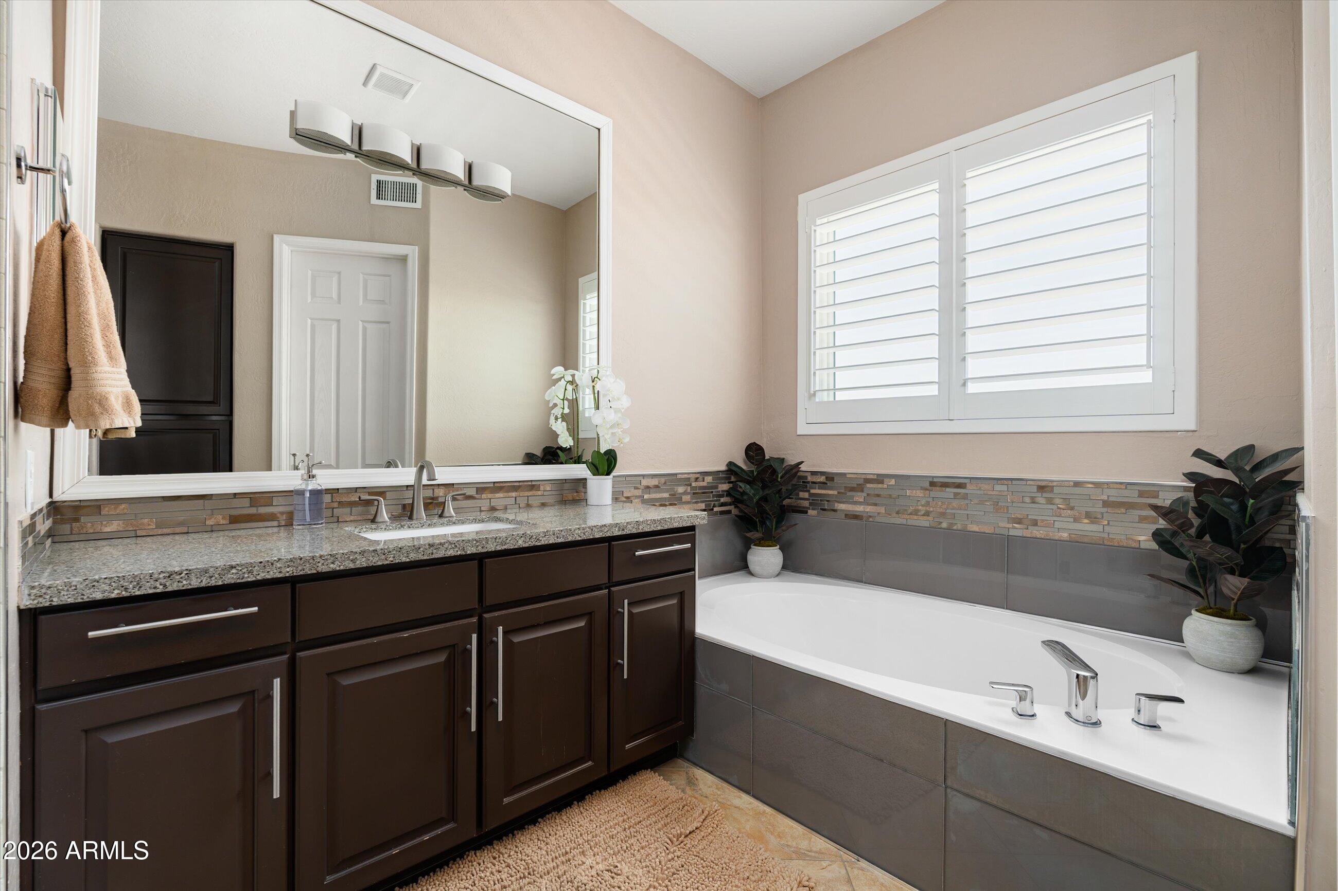 DESERT RIDGE LOT 31 - Residential