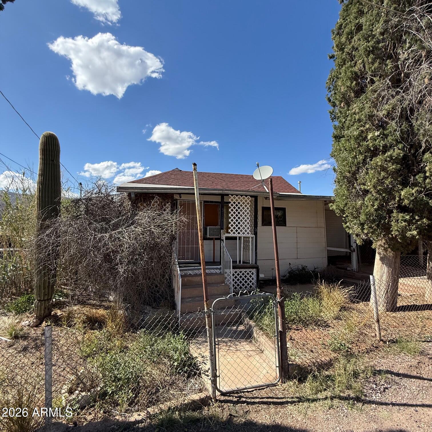 This 2 BR 1 BA adorable fixer upper is well situated at the end of a quiet street with a private back yard and sweeping views of the Mule Mountains. Located near Warren's Historic District including Vista Park and Historic Warren Ballpark with restaurants, cafes, and shops just moments away! A must see!