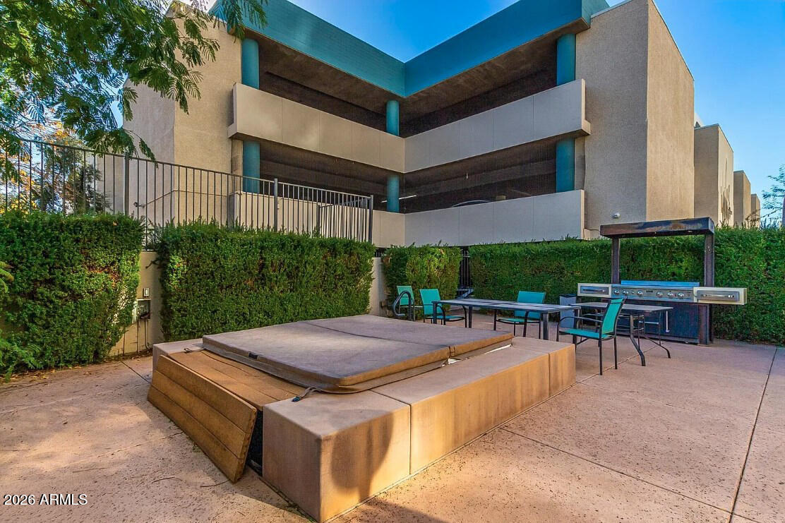 EXECUTIVE TOWERS - Residential
