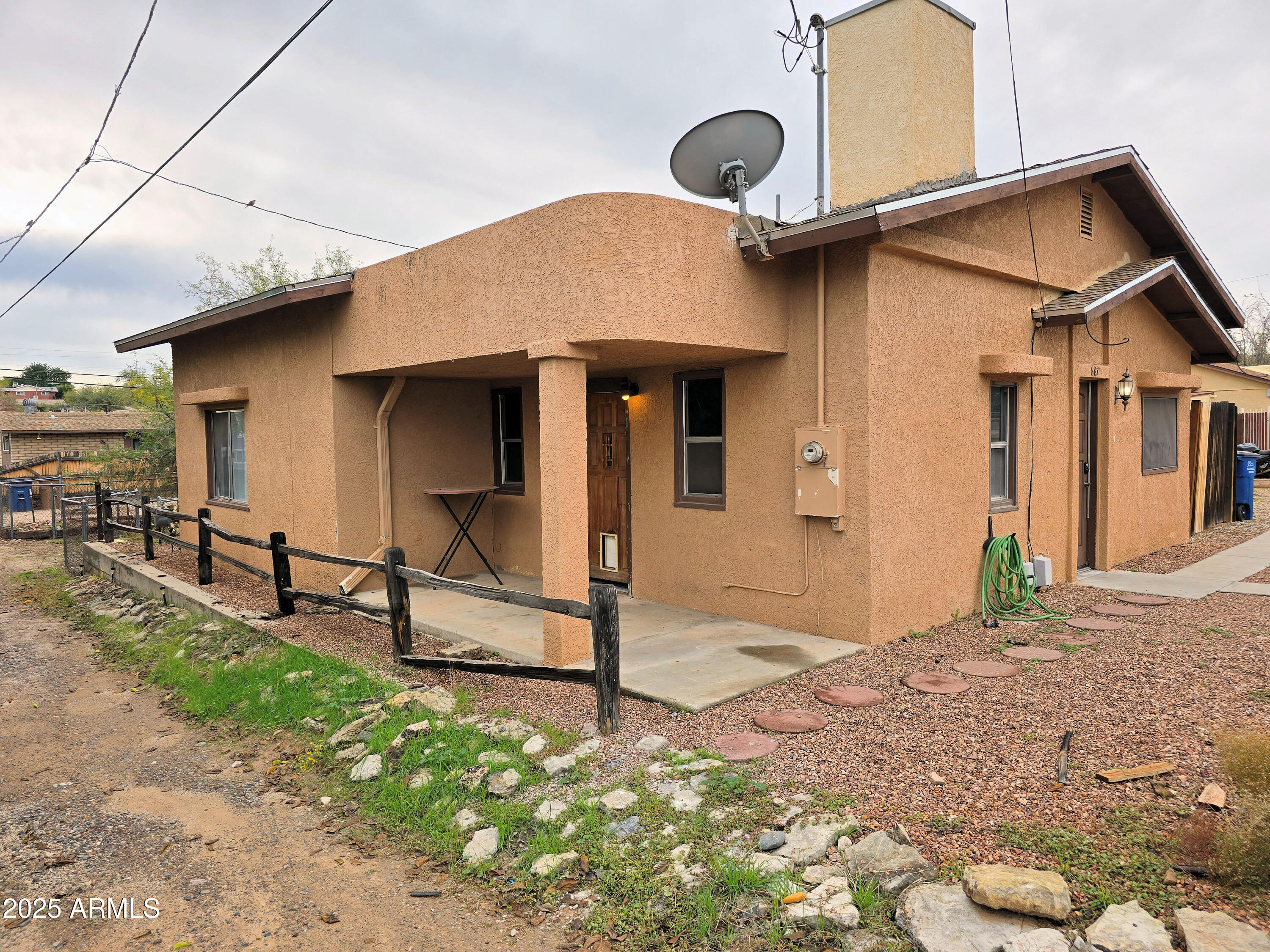 Don't miss this wonderful opportunity to own a charming home just minutes from the heart of downtown Wickenburg—close to local shops, schools, restaurants, the arena, and more. This 2-bedroom, 2-bath home offers comfort, convenience, and plenty of charm. Step inside to find updated bathrooms, a spacious primary suite with a private en-suite bath, an impressive walk-in closet, and direct access to the backyard—perfect for enjoying quiet mornings or evening sunsets. The fully fenced yard provides privacy and space for pets or outdoor entertaining, and the additional side patio adds even more room to relax or entertain.
Homes in this location don't last long—Come see all this lovely property has to offer!