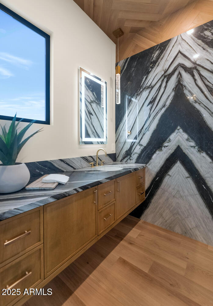ROLLING HILLS - Residential