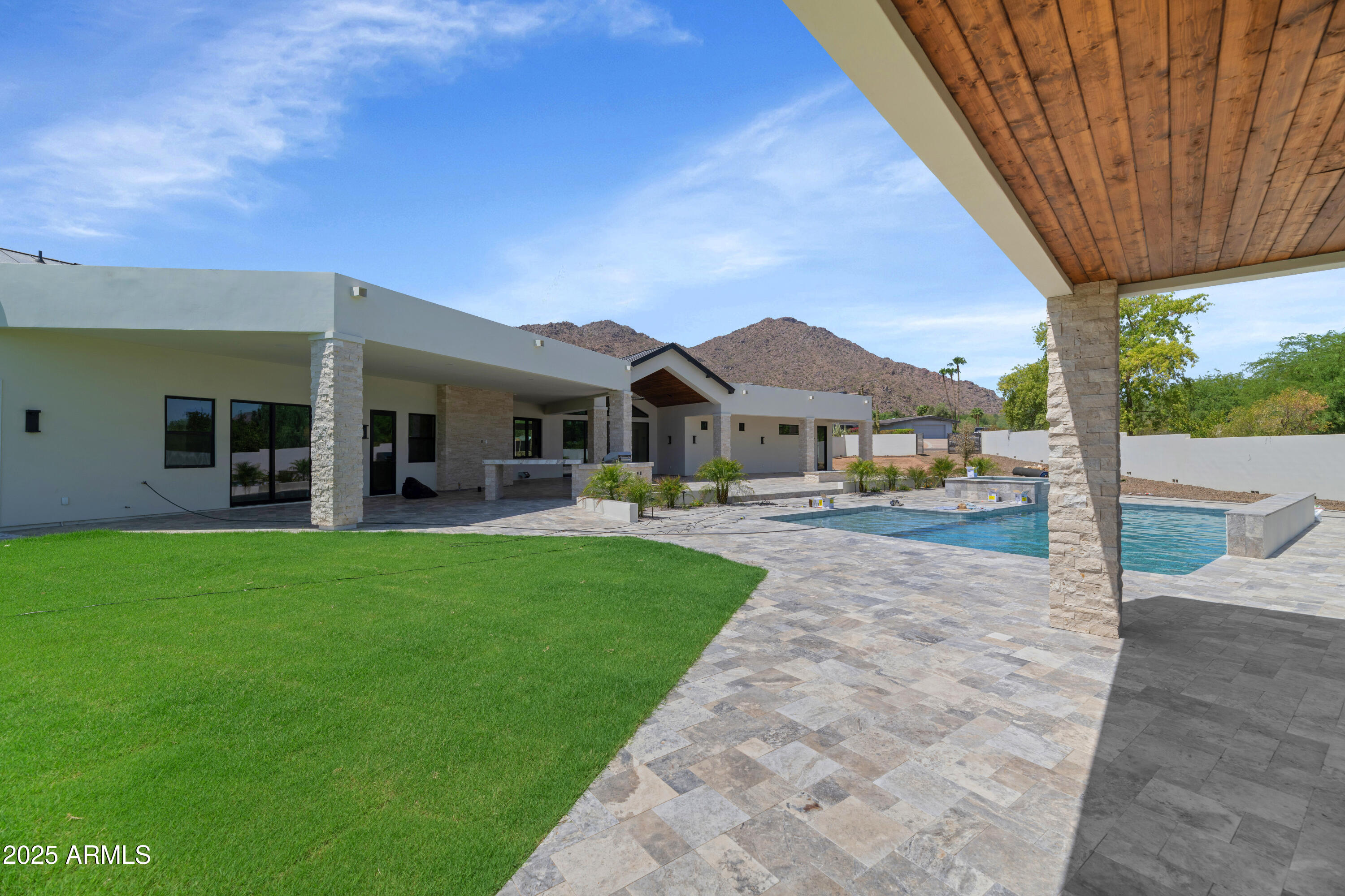 ROLLING HILLS - Residential