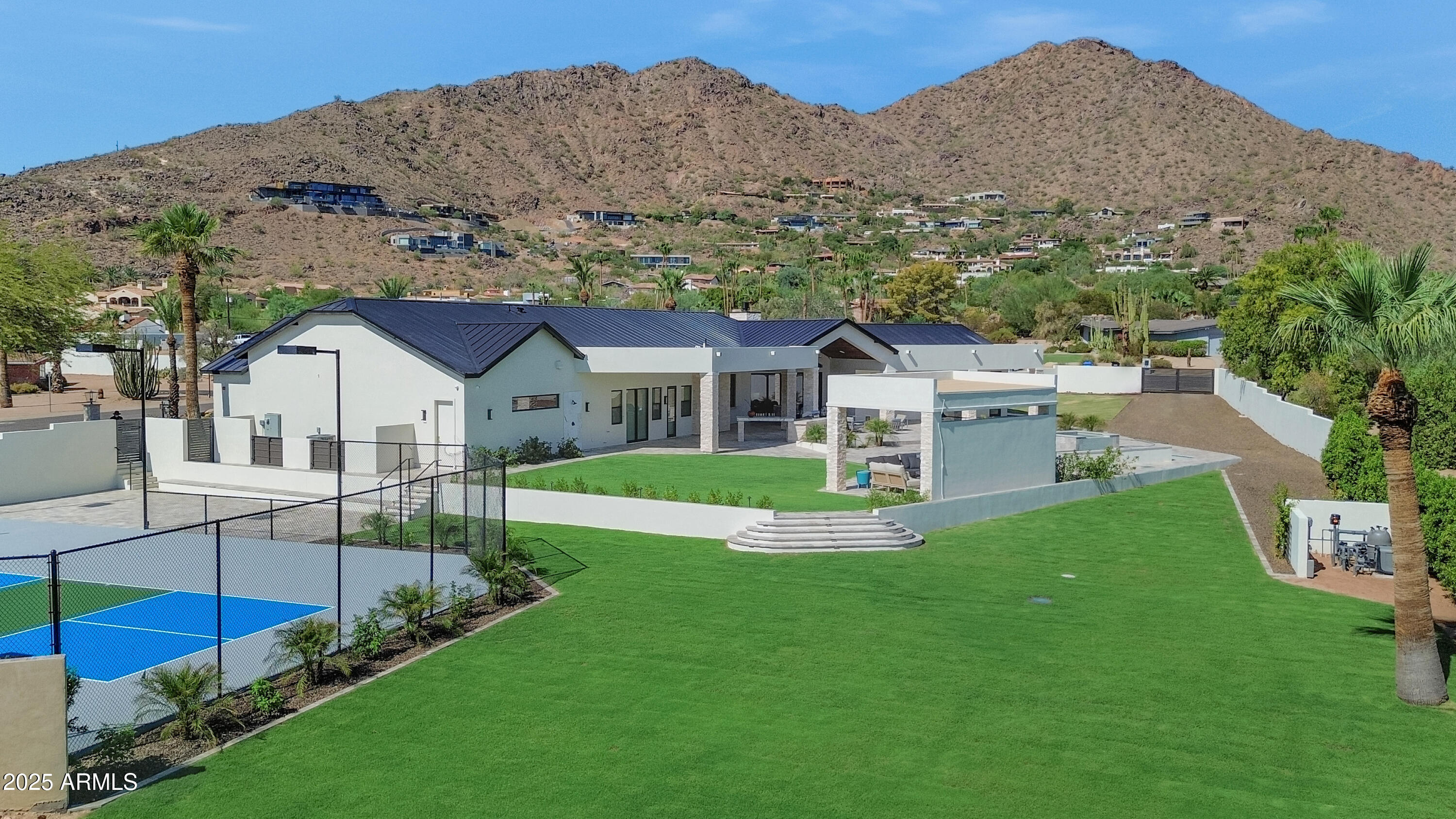 ROLLING HILLS - Residential