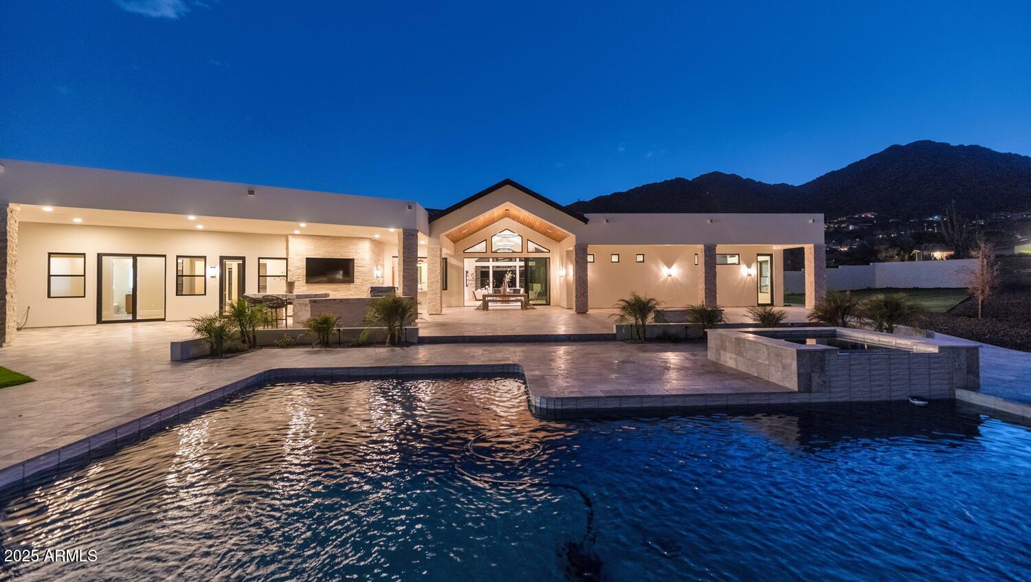 ROLLING HILLS - Residential