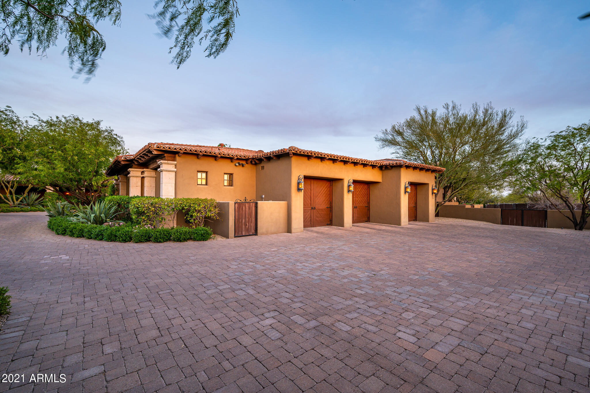 WHISPER ROCK - Residential