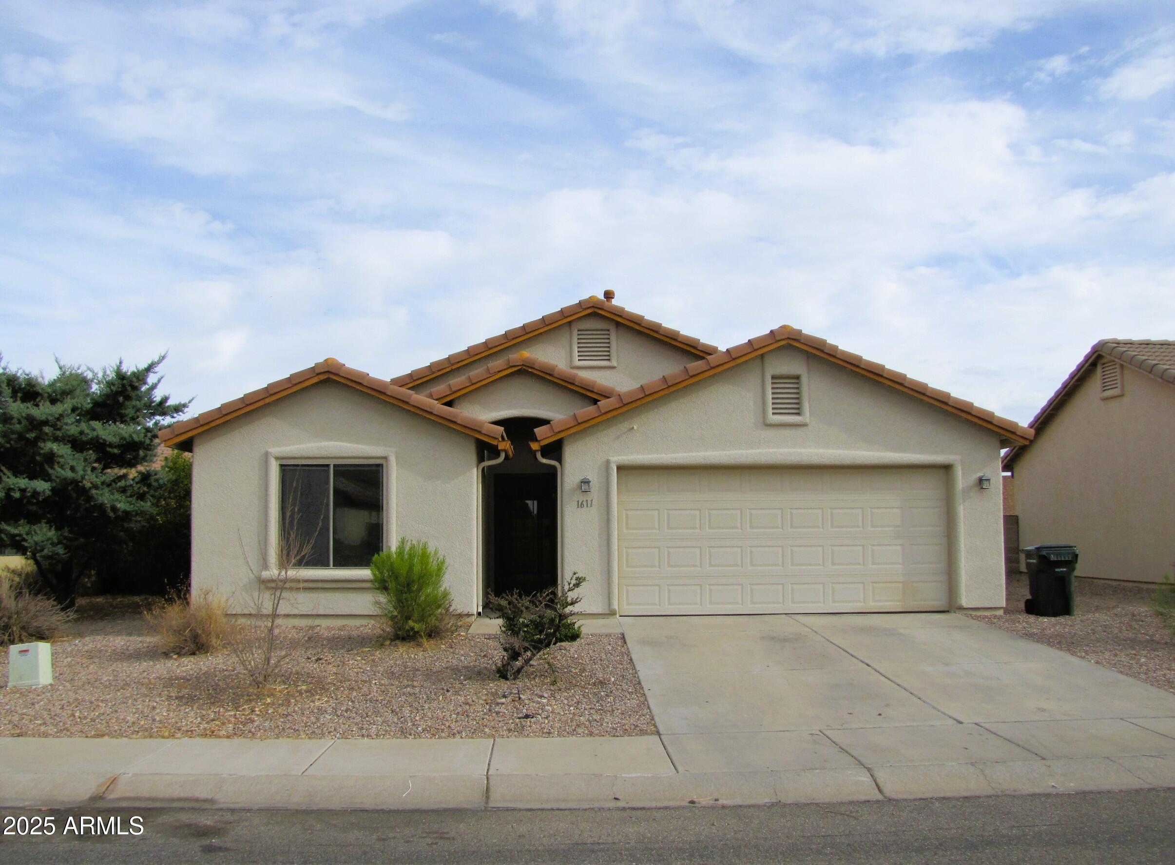 This nice, 3BR/2BA/2CG, 1211 sq.ft. rental in Silverado subdivision is centrally located in Sierra Vista, AZ minutes from Ft. Huachuca, shopping schools and Canyon Vista Medical Center. The split floor plan includes a large living room, vaulted ceilings and central A.C. The private backyard has low maintainance landscaping.