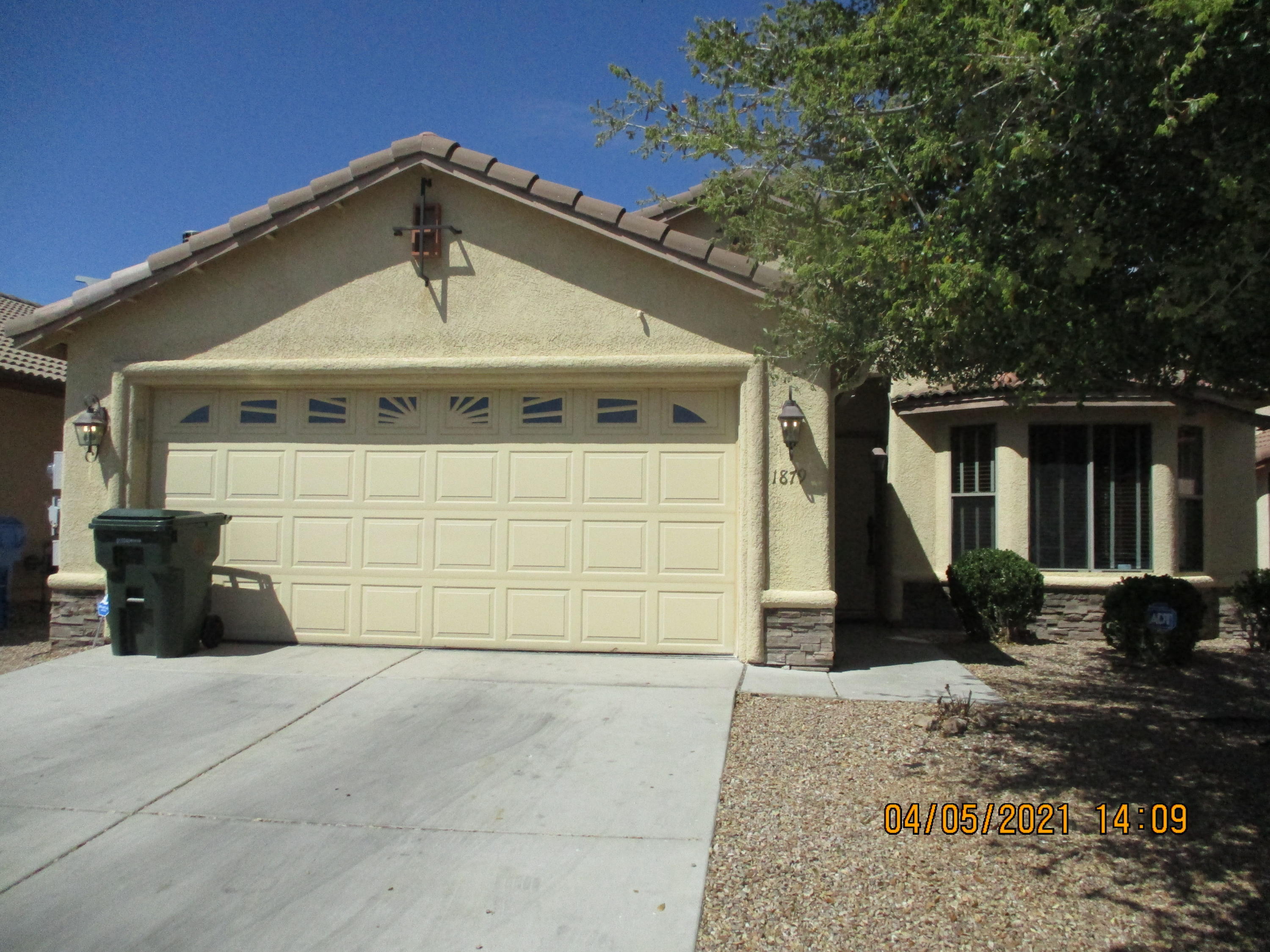 Beautiful 3 bedroom 2 bath upgraded home with SOLAR.
