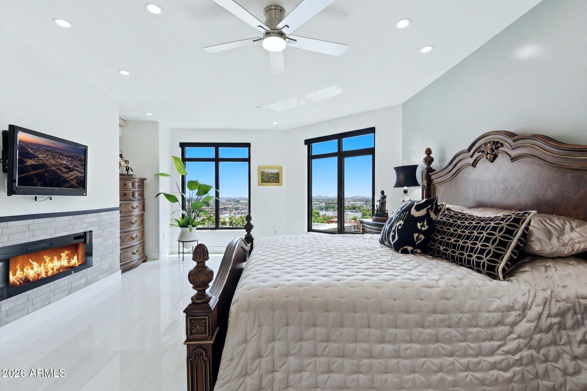 SCOTTSDALE WATERFRONT RESIDENCES - Residential