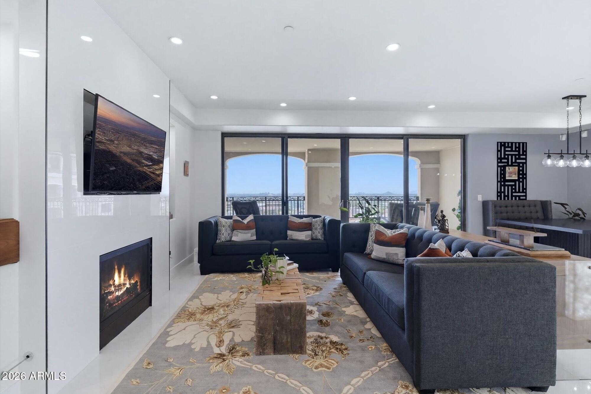 SCOTTSDALE WATERFRONT RESIDENCES - Residential