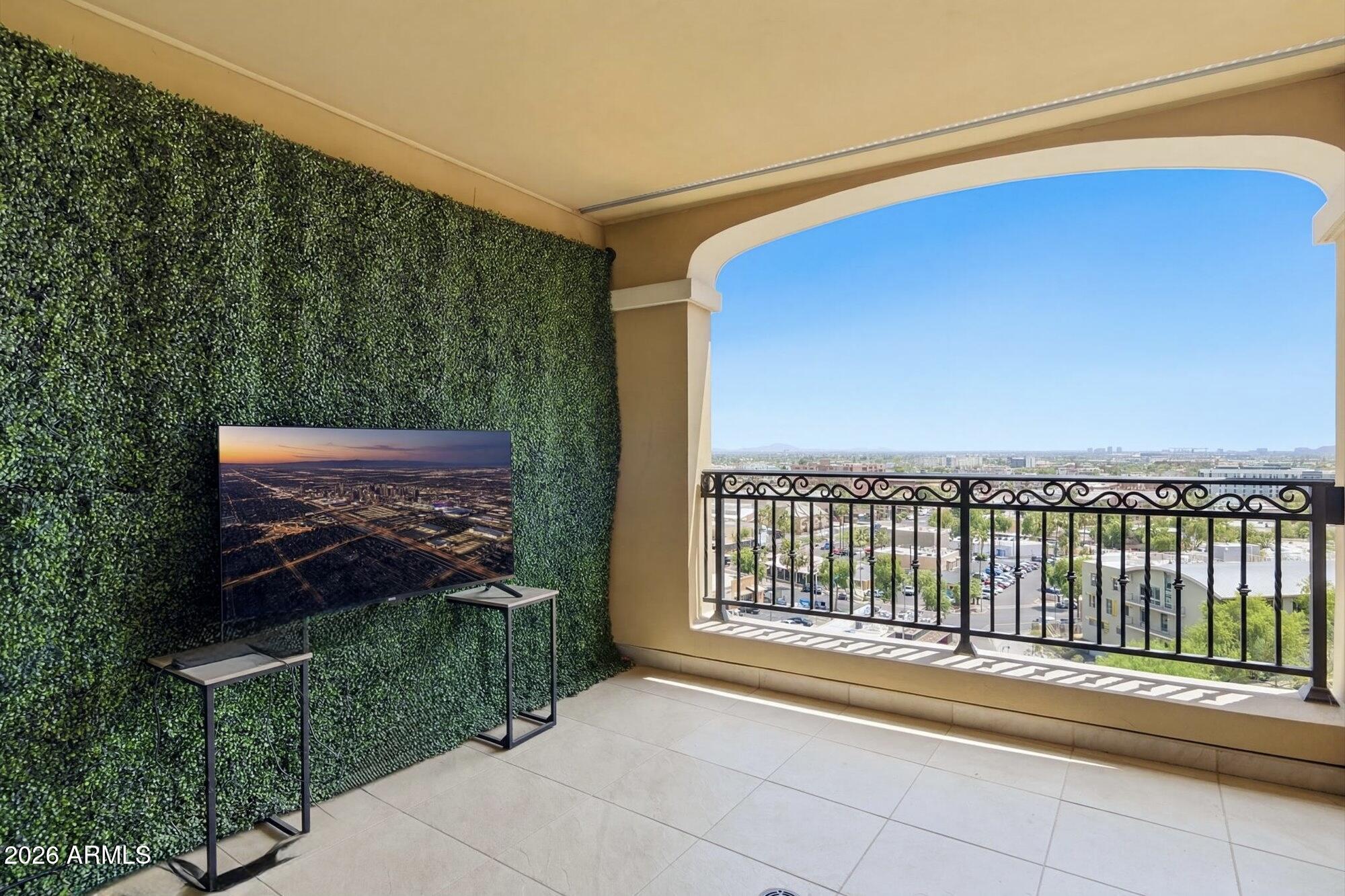 SCOTTSDALE WATERFRONT RESIDENCES - Residential