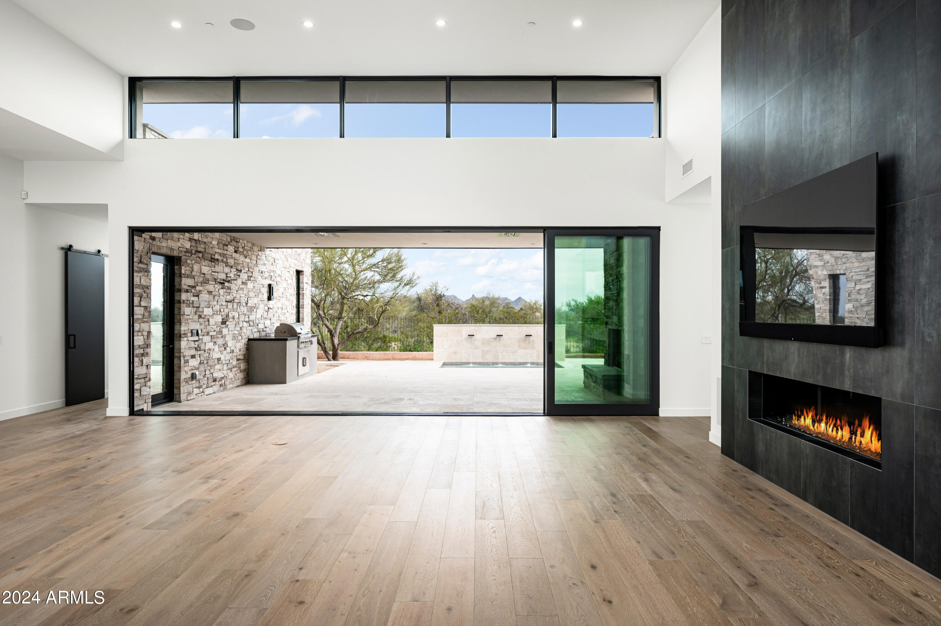 WHISPER ROCK - Residential
