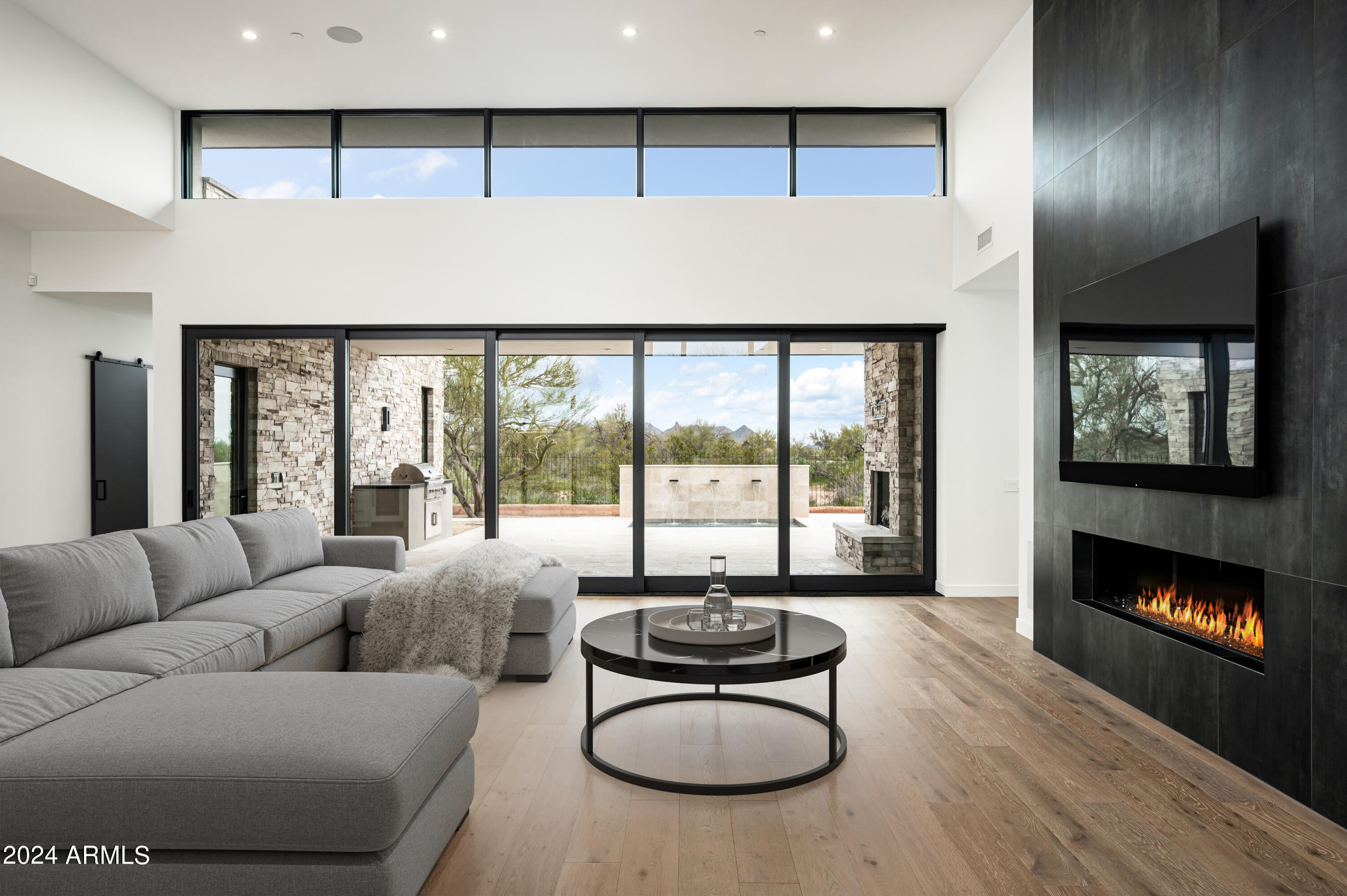 WHISPER ROCK - Residential