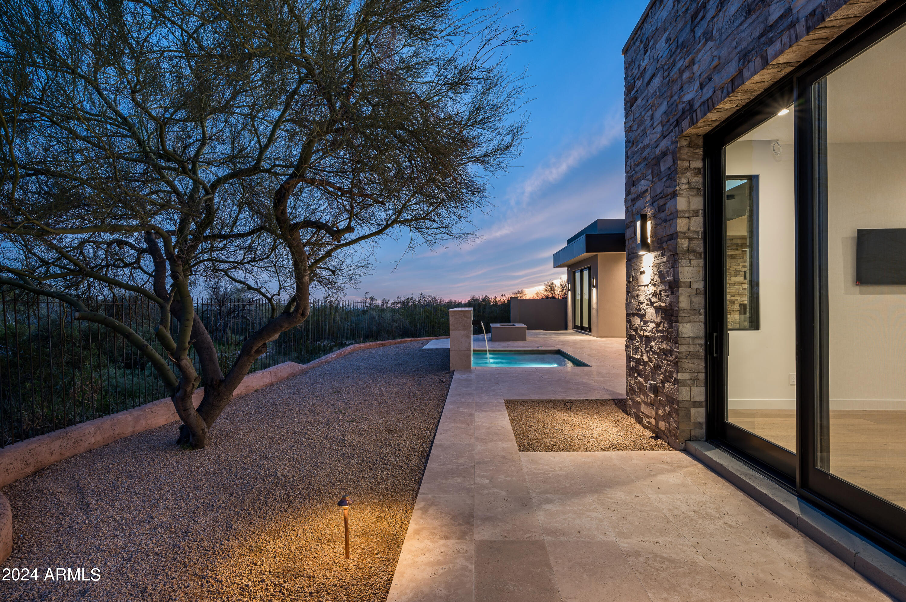 WHISPER ROCK - Residential