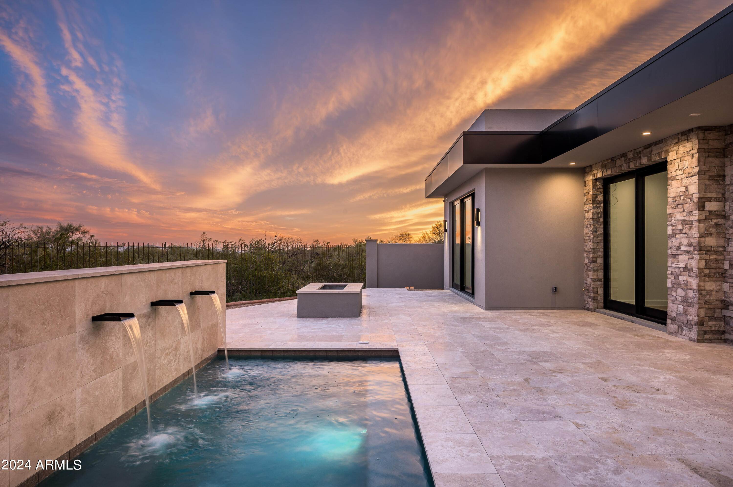 WHISPER ROCK - Residential